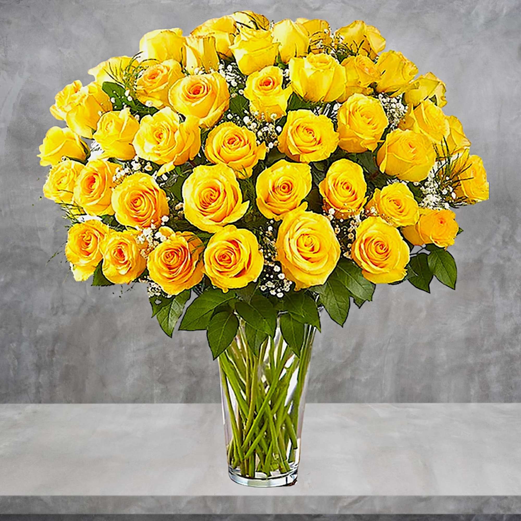 Bouquet of yellow roses in a clear glass vase, photo 3 of 5