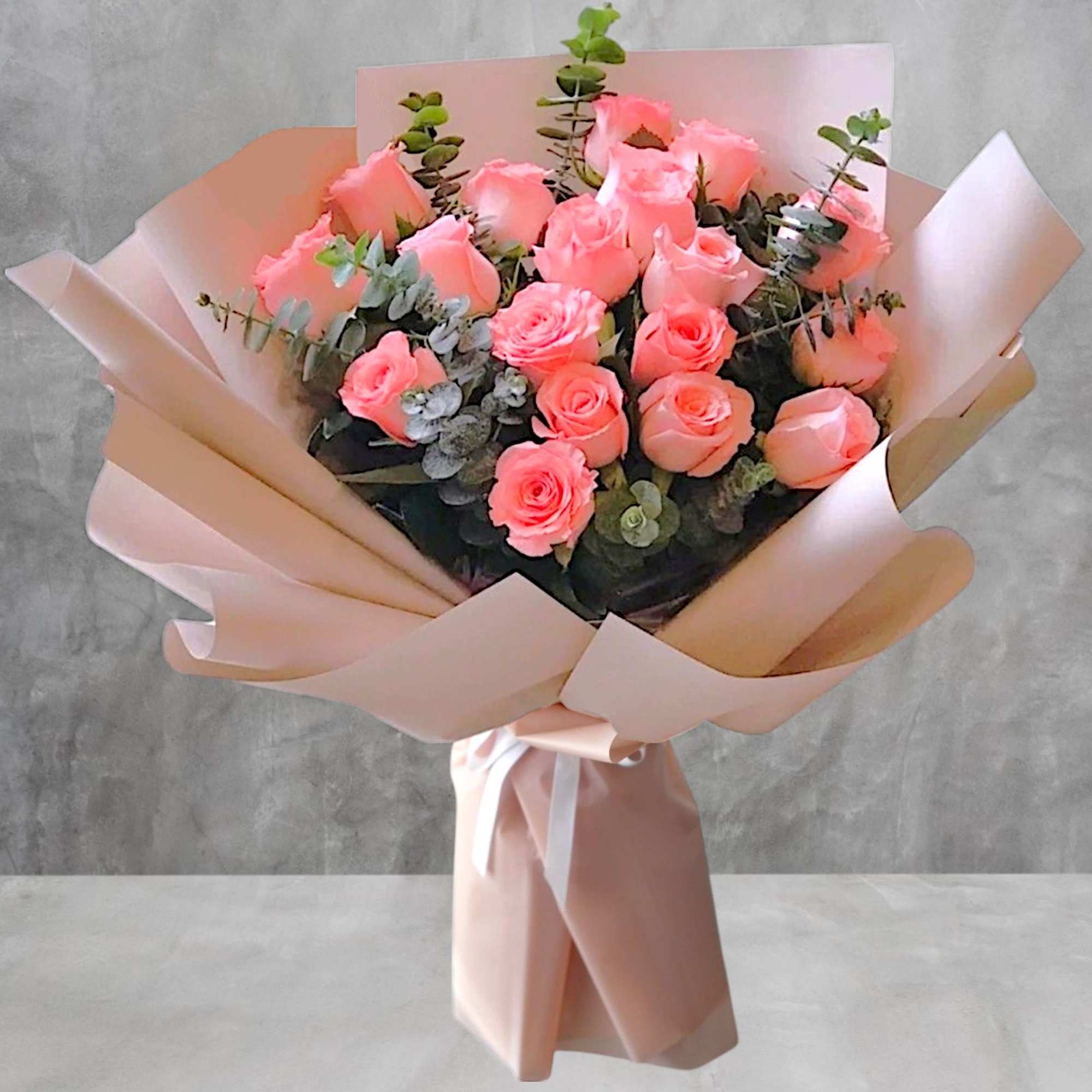 Surprise them with beautiful peach roses.
They'll be dazzled by this classic gift