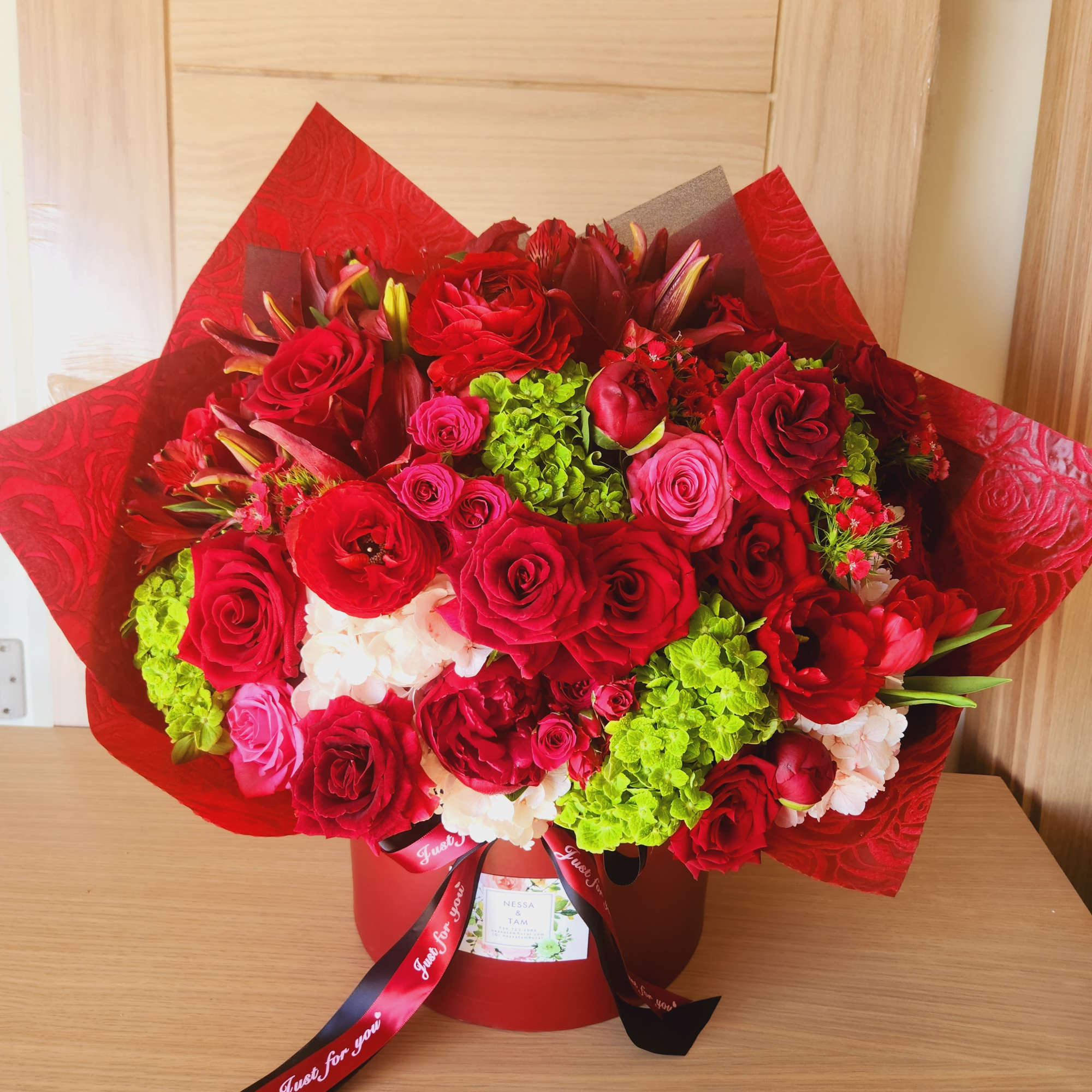 Red roses mixed, photo 2 of 3