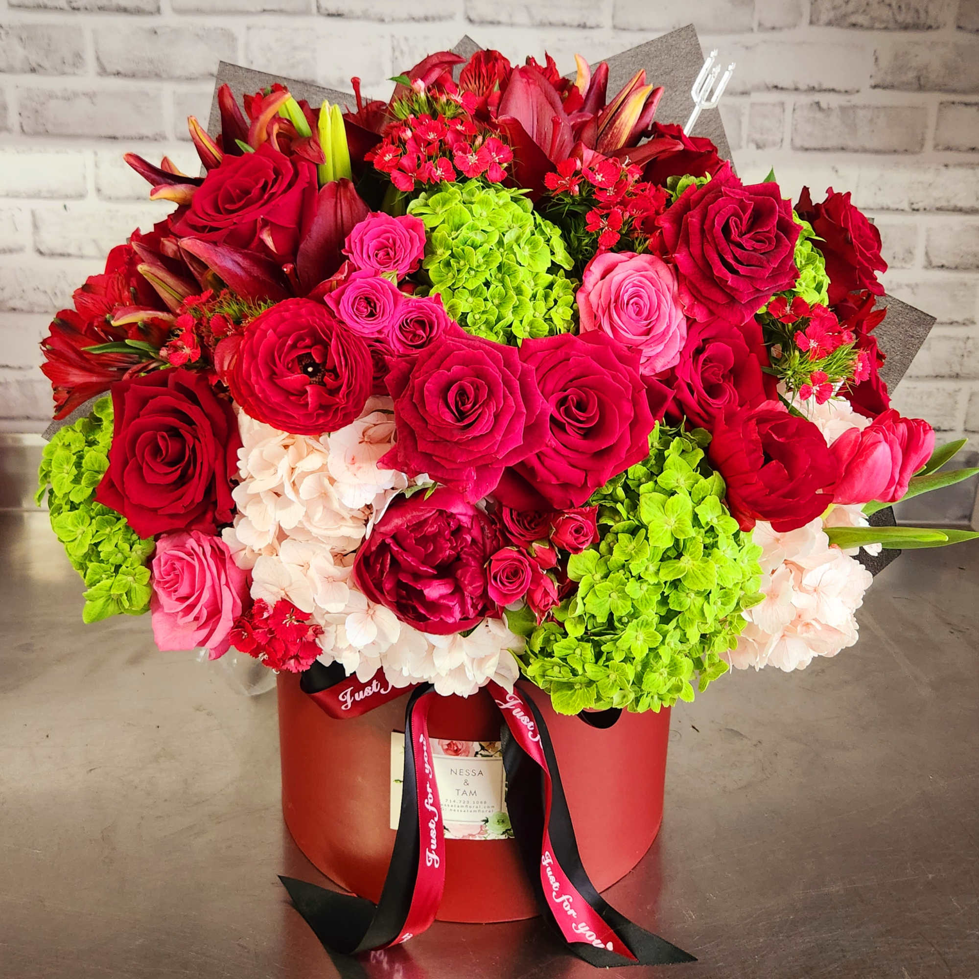 Red roses mixed, photo 3 of 3