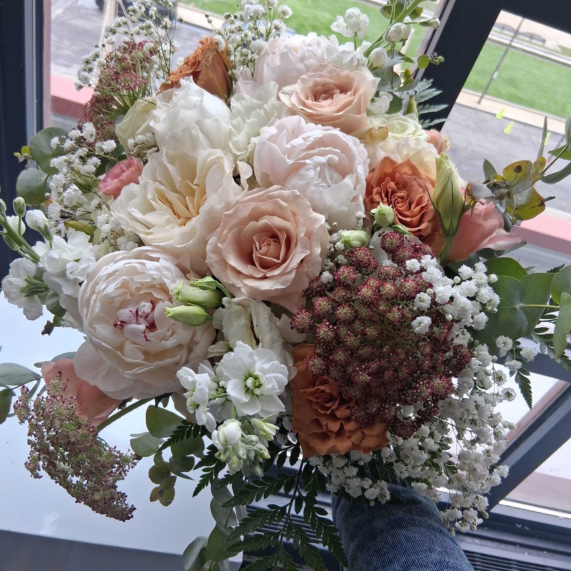 Beautiful intelligent mix of white, quick send and toffee color roses, peonies, photo 2 of 3
