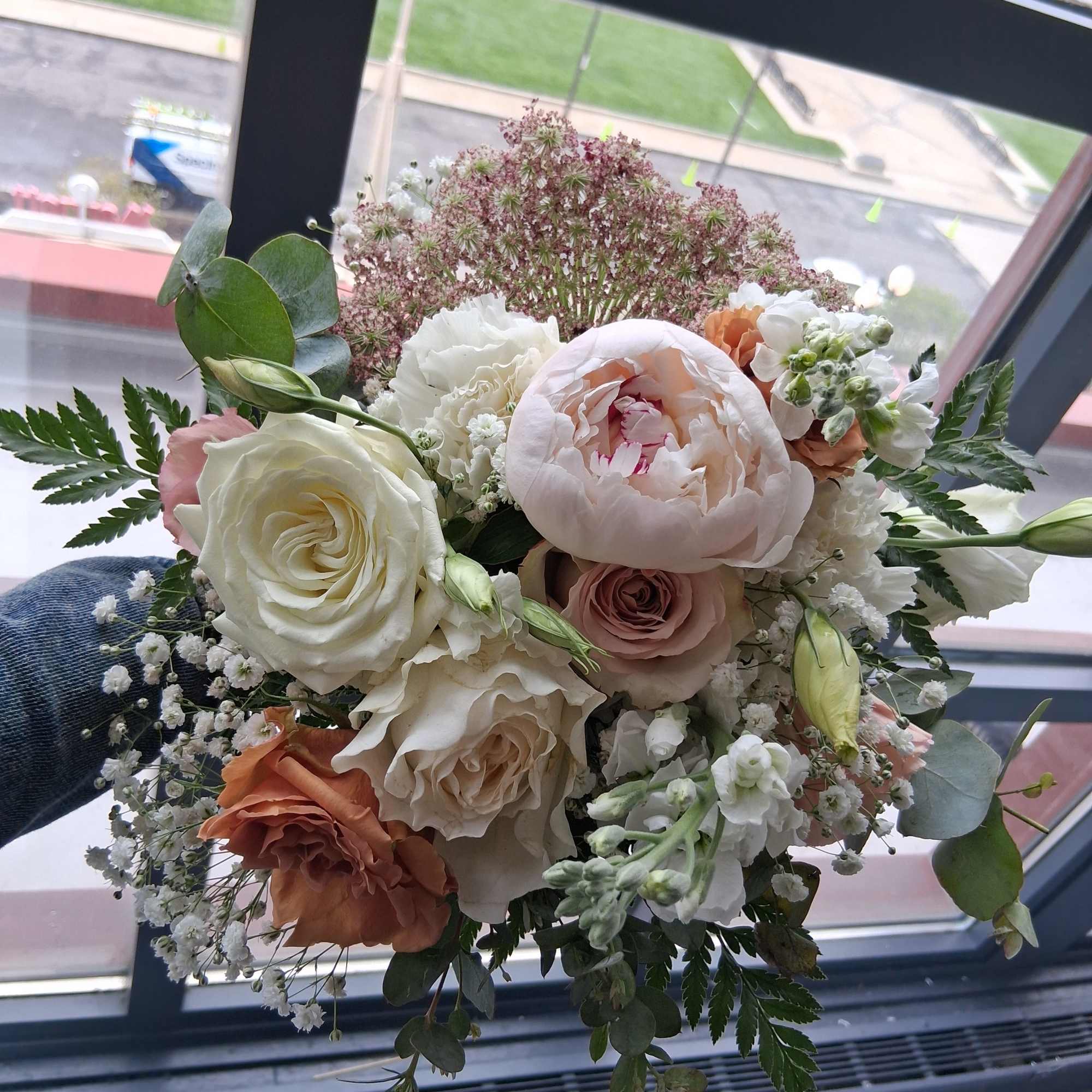 Beautiful intelligent mix of white, quick send and toffee color roses, peonies, photo 3 of 3