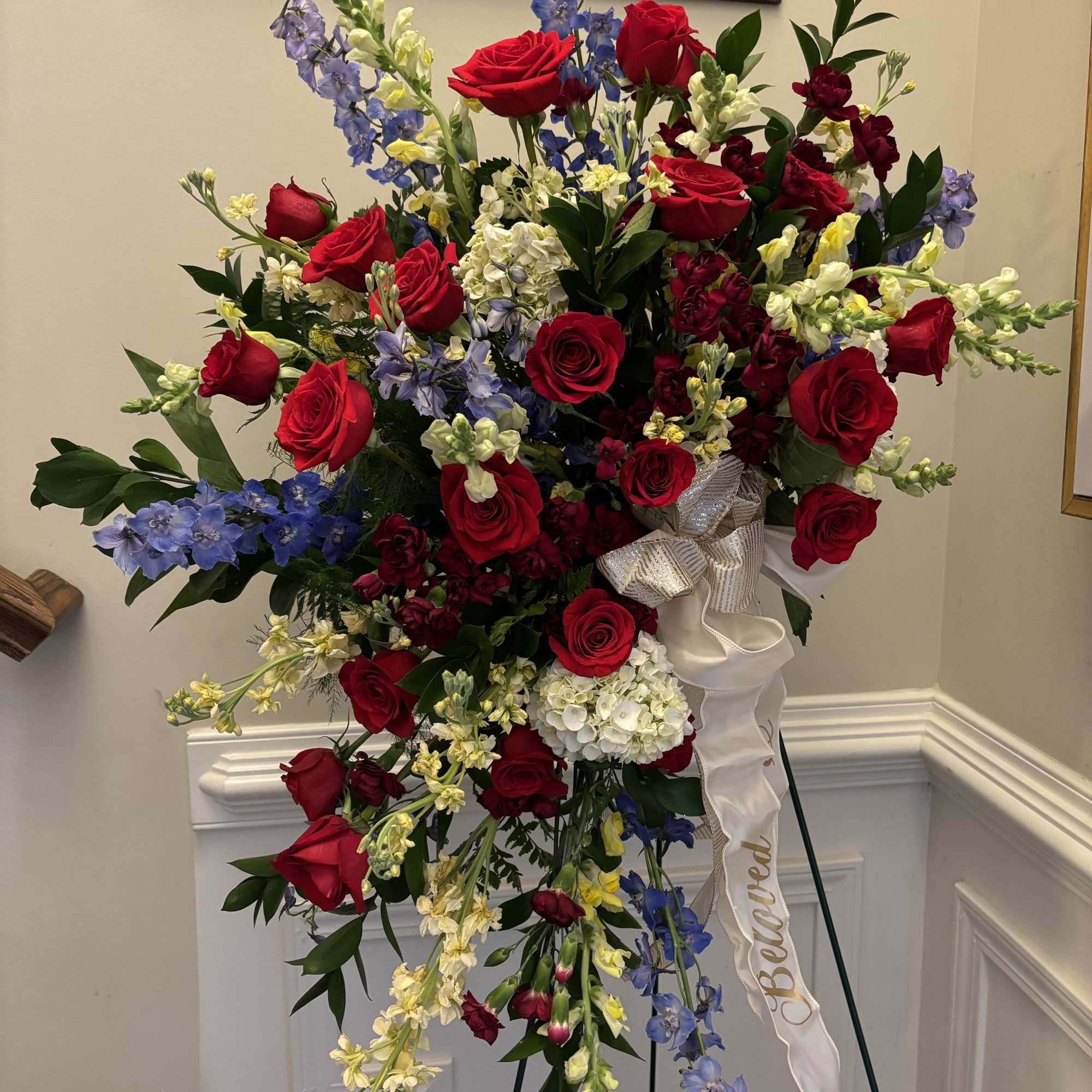 Make the last gift to your loved one a flower standing spray