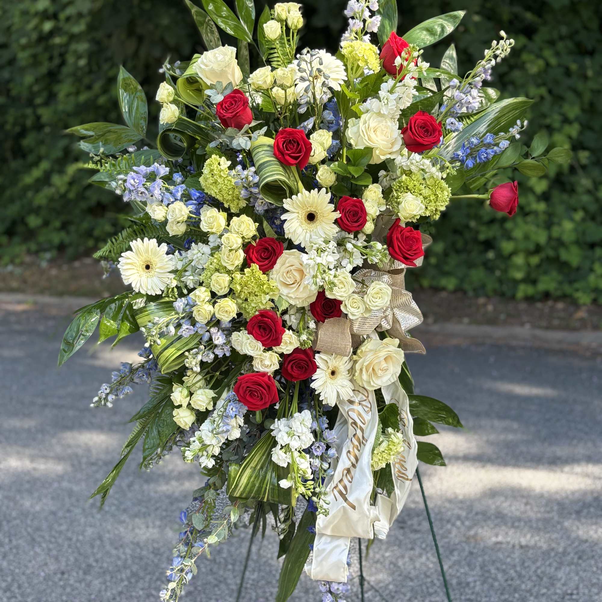 Make the last gift to your loved one a flower standing spray