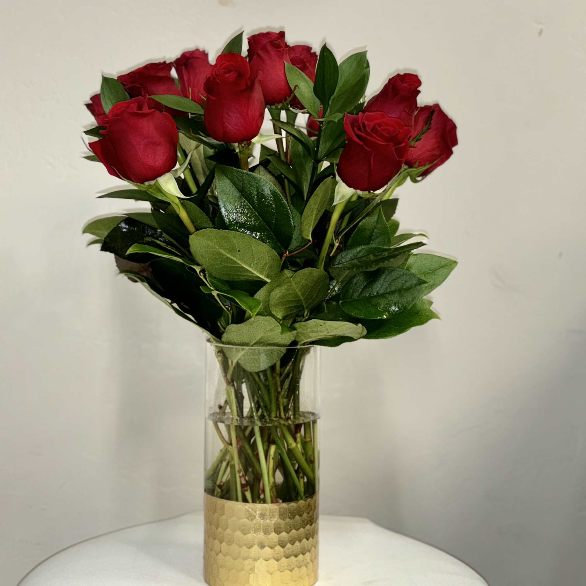 This arrangement features a dozen exquisite roses showcased in a clear vase, photo 2 of 2