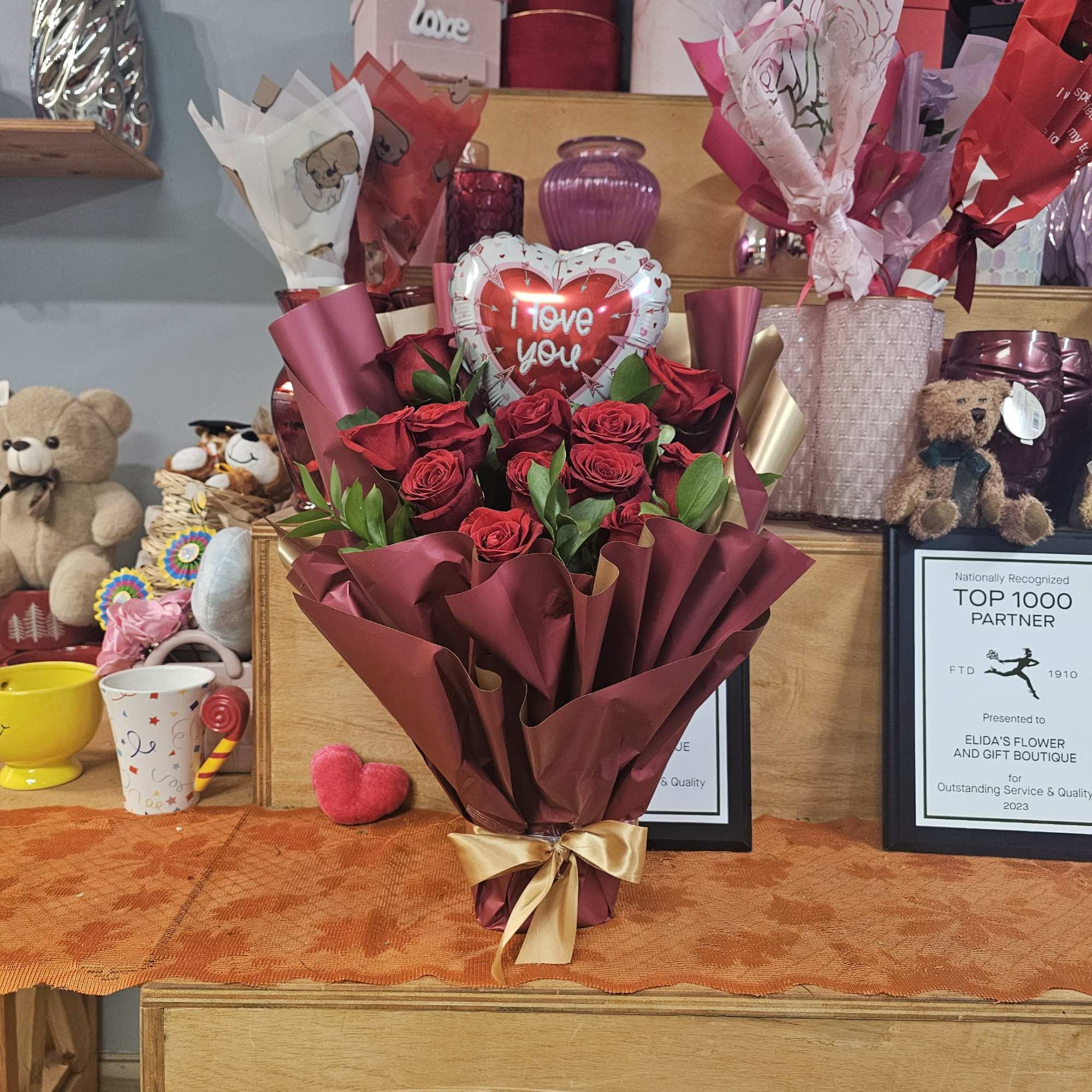 Bouquet of red roses with a heart-shaped "I love you" balloon, photo 2 of 3