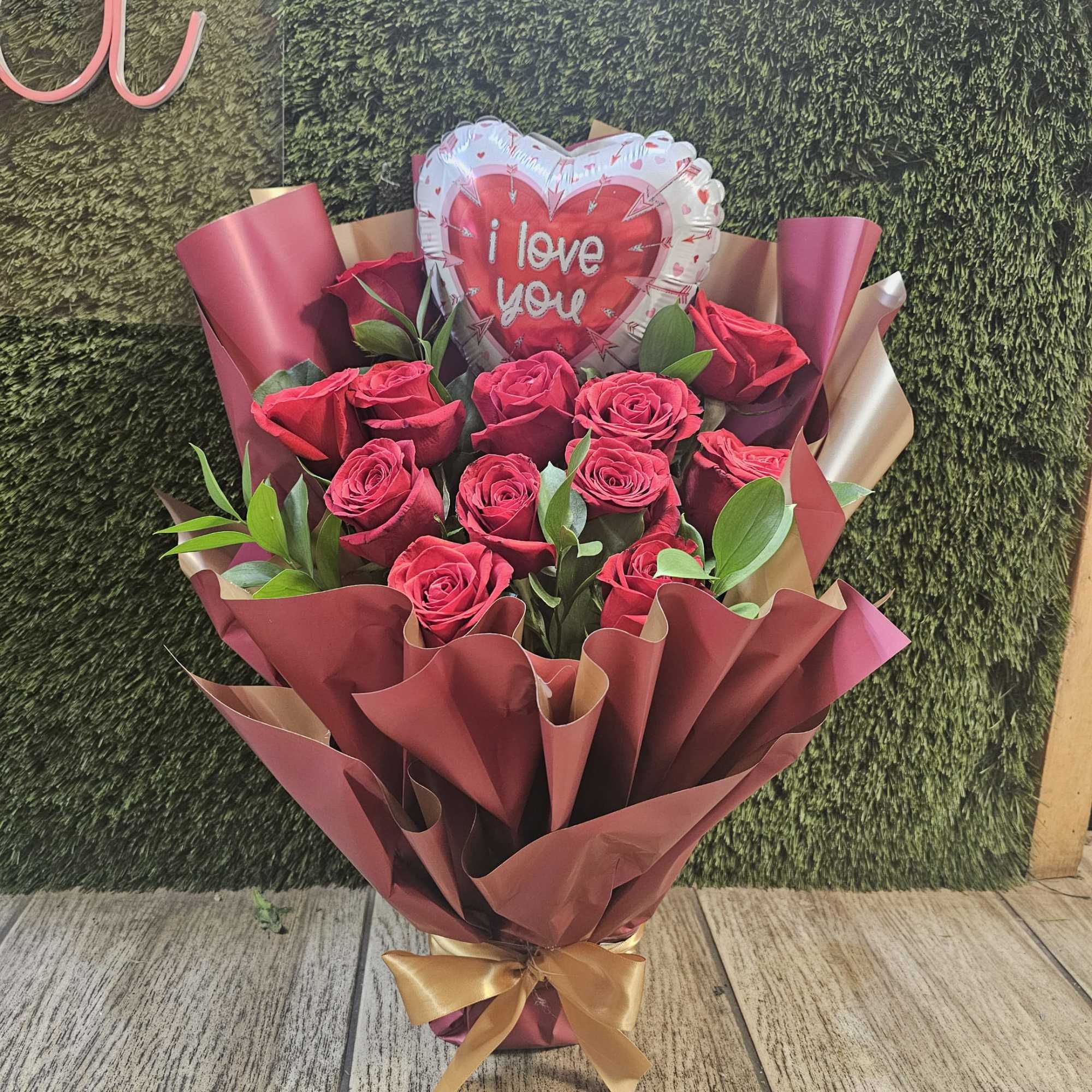 Bouquet of red roses with an "I love you" heart balloon