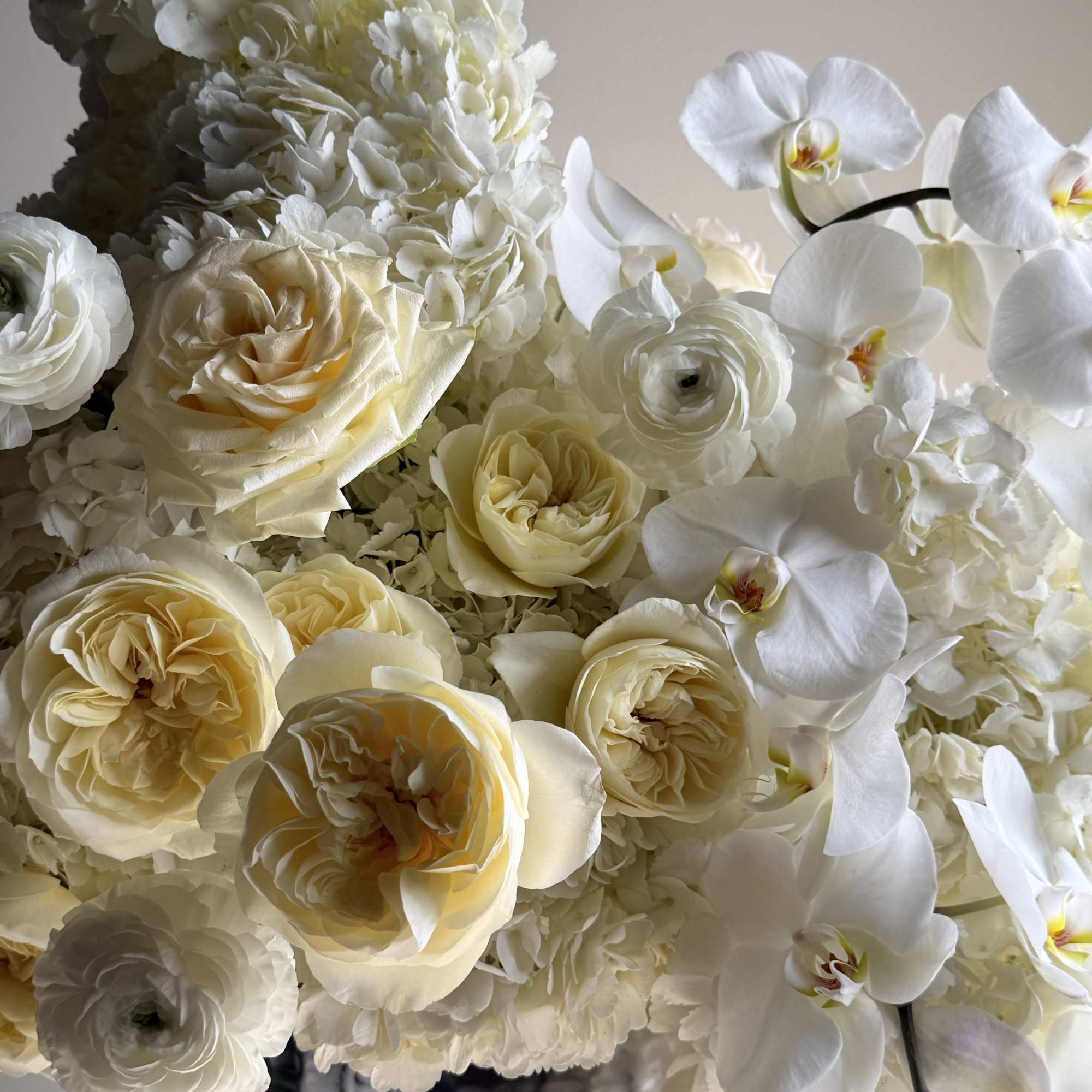 A floral Vase to captivate and be admired when placed anywhere it, photo 3 of 3