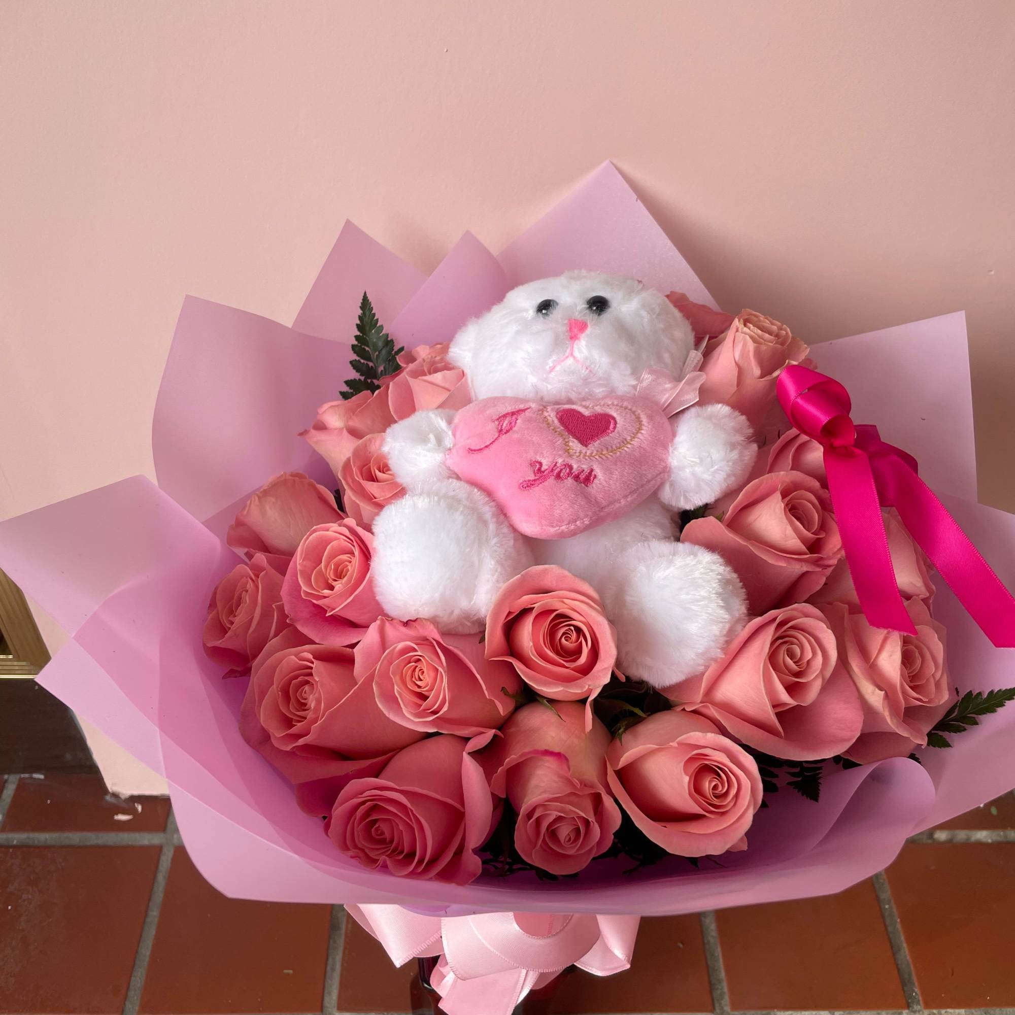 Beautiful bouquet of 25 roses and a teddy bear, ideal for pampering, photo 2 of 2