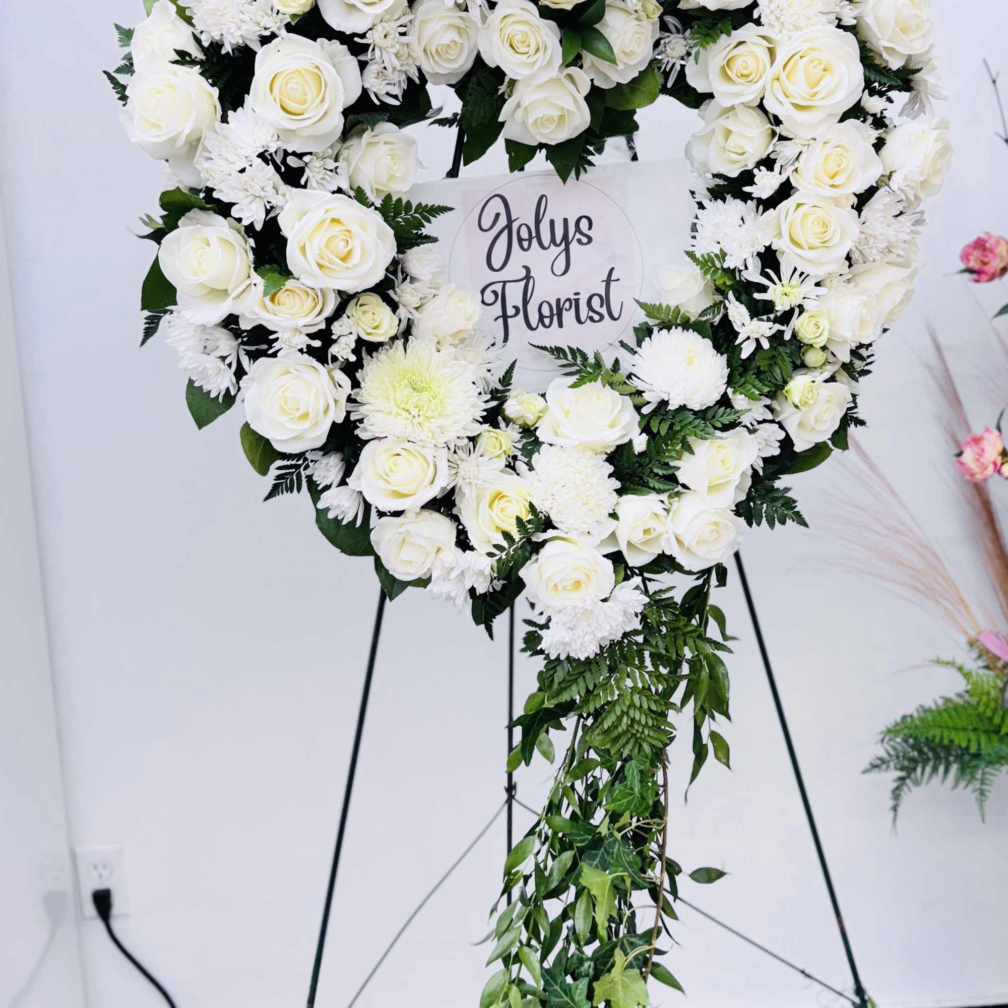 An all white tribute, this heart shaped easel shows your everlasting love.