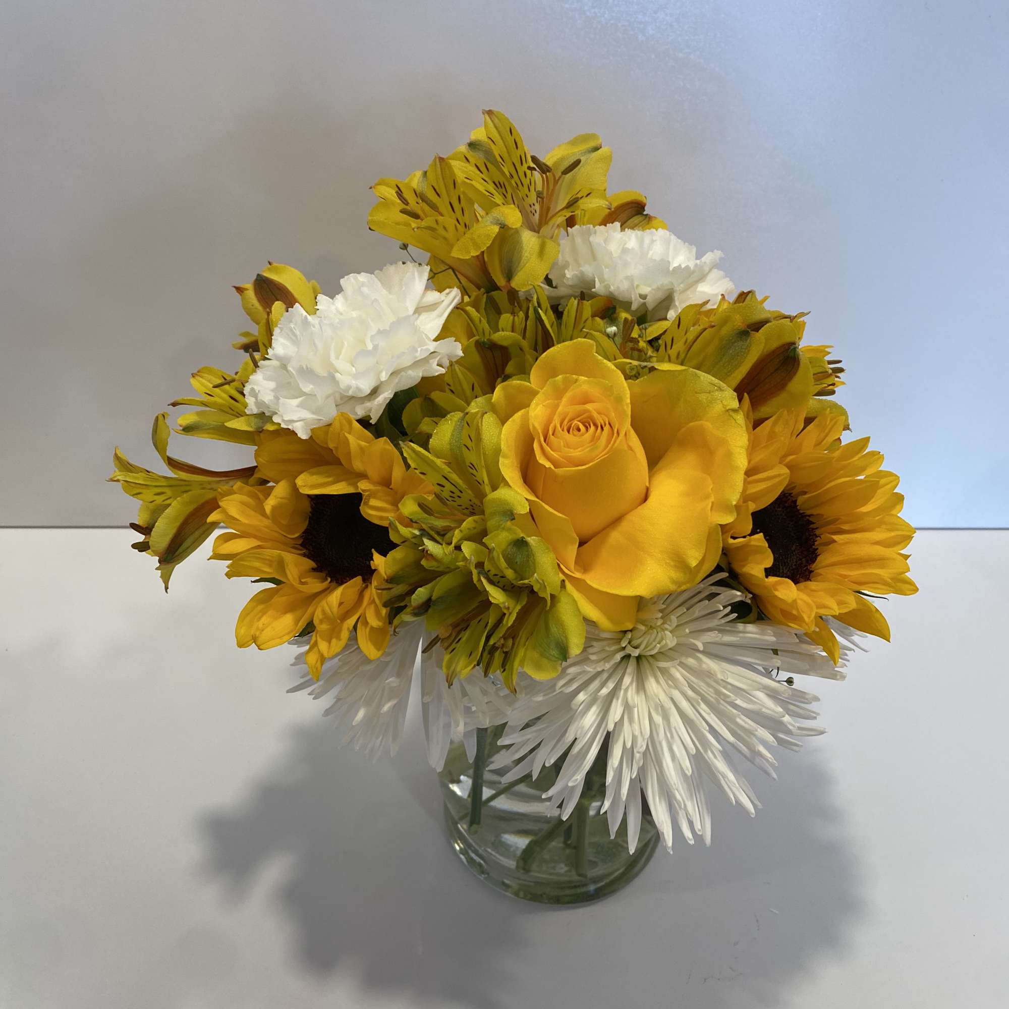 Yellow and white mixed bouquet in a clear glass vase, photo 2 of 8