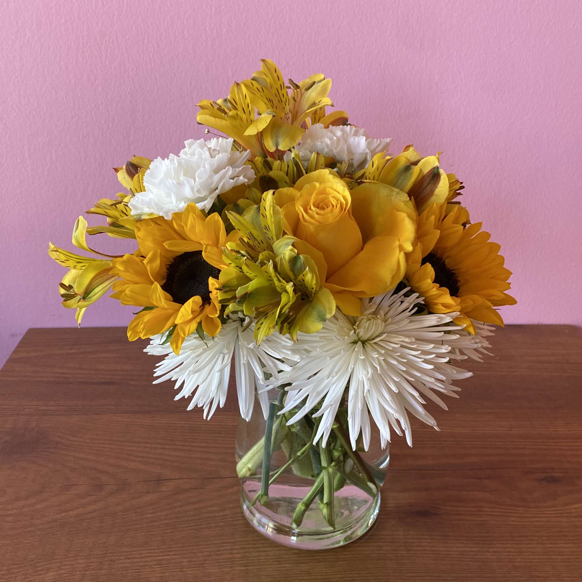 Yellow and white mixed bouquet in a clear glass vase, photo 3 of 8