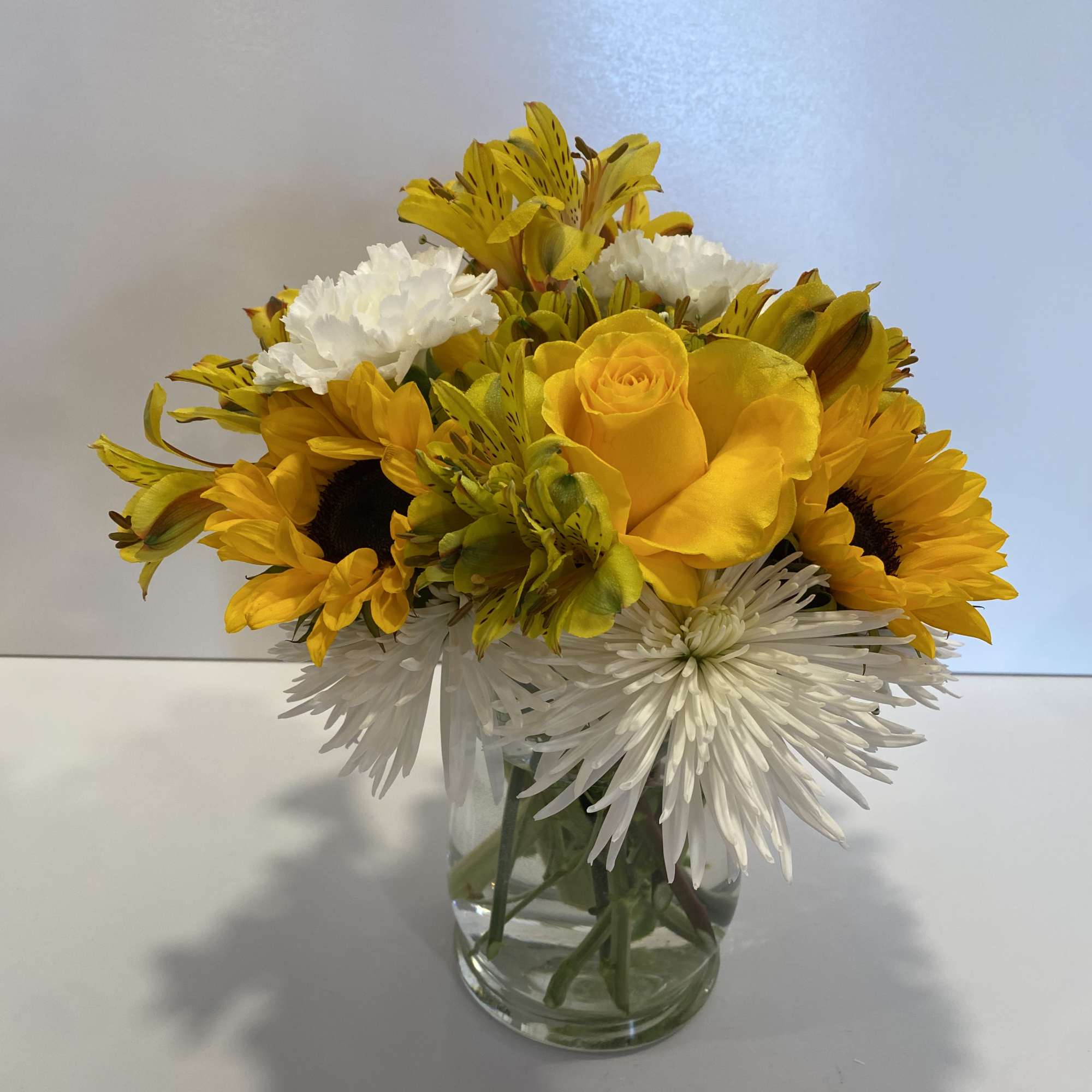 Yellow and white mixed bouquet in a clear glass vase, photo 6 of 8