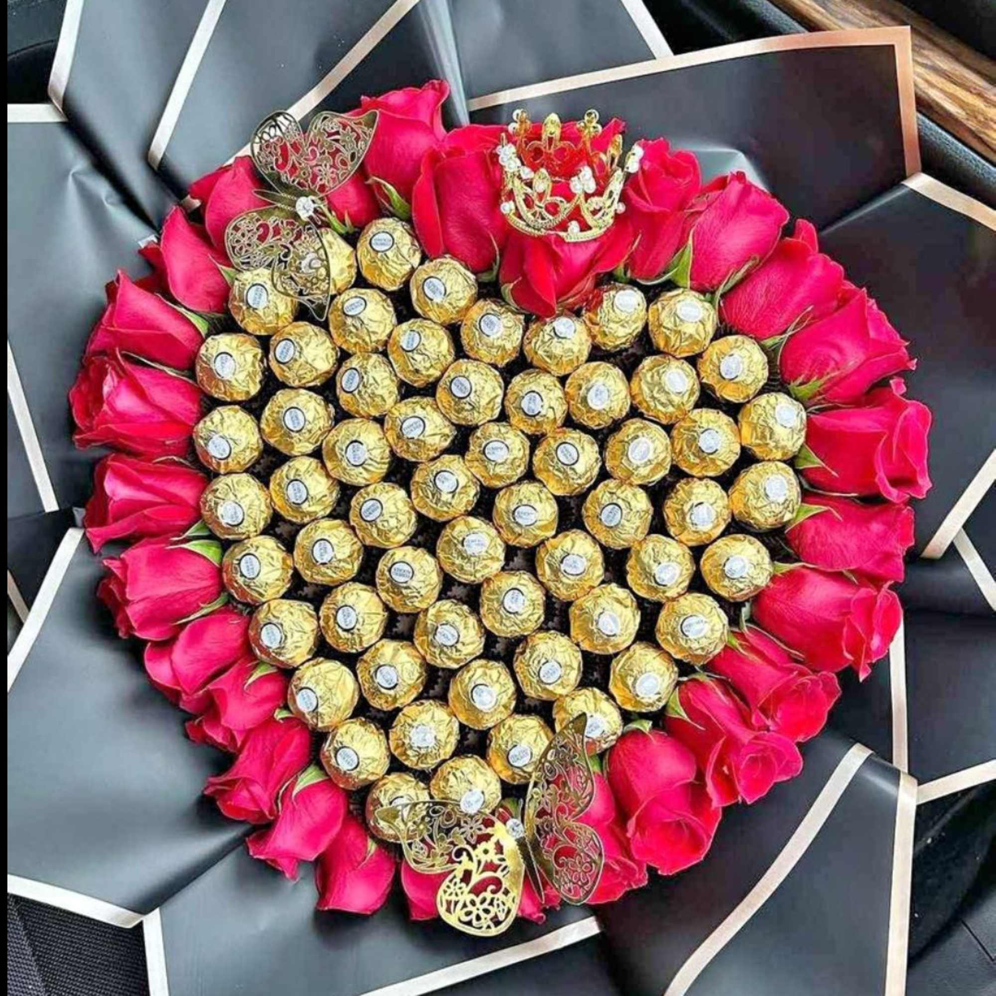 Heart-shaped bouquet of pink roses and gold-wrapped chocolates, photo 10 of 18