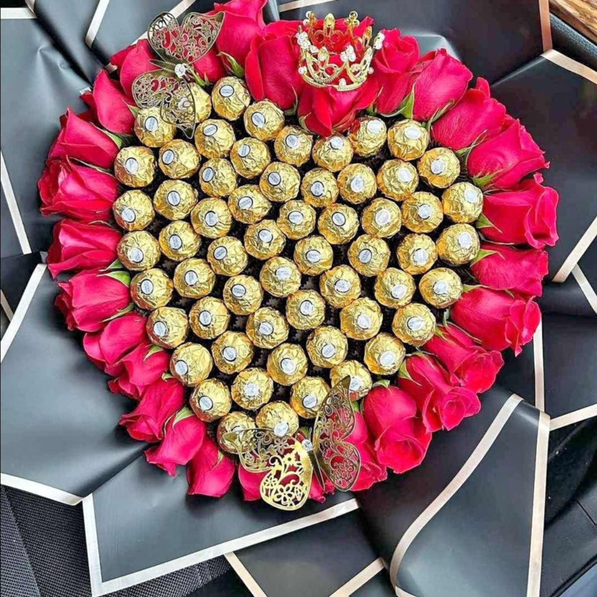 Heart-shaped bouquet of pink roses and gold-wrapped chocolates, photo 16 of 18