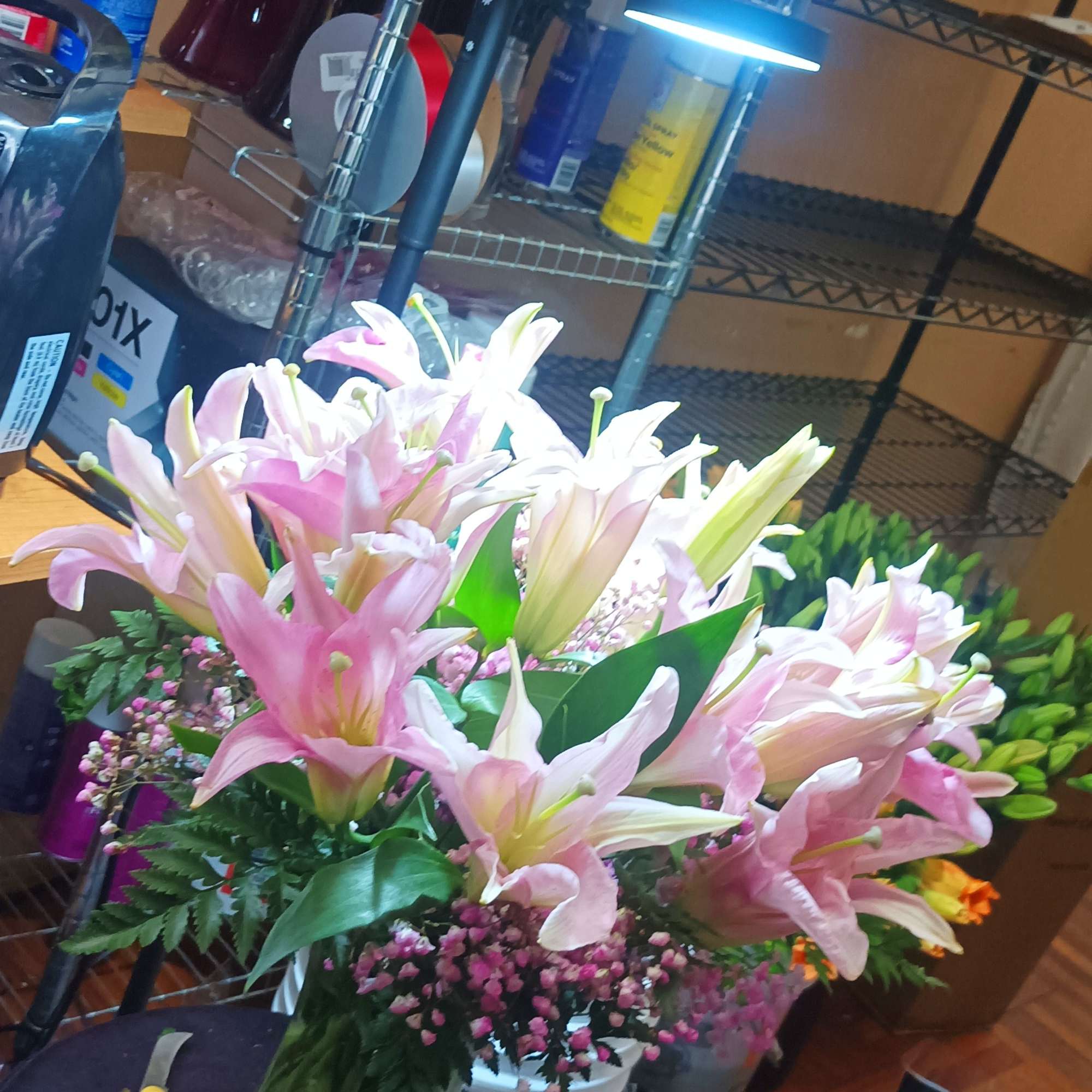 Pink and white lilies arranged in a glass vase, photo 3 of 5