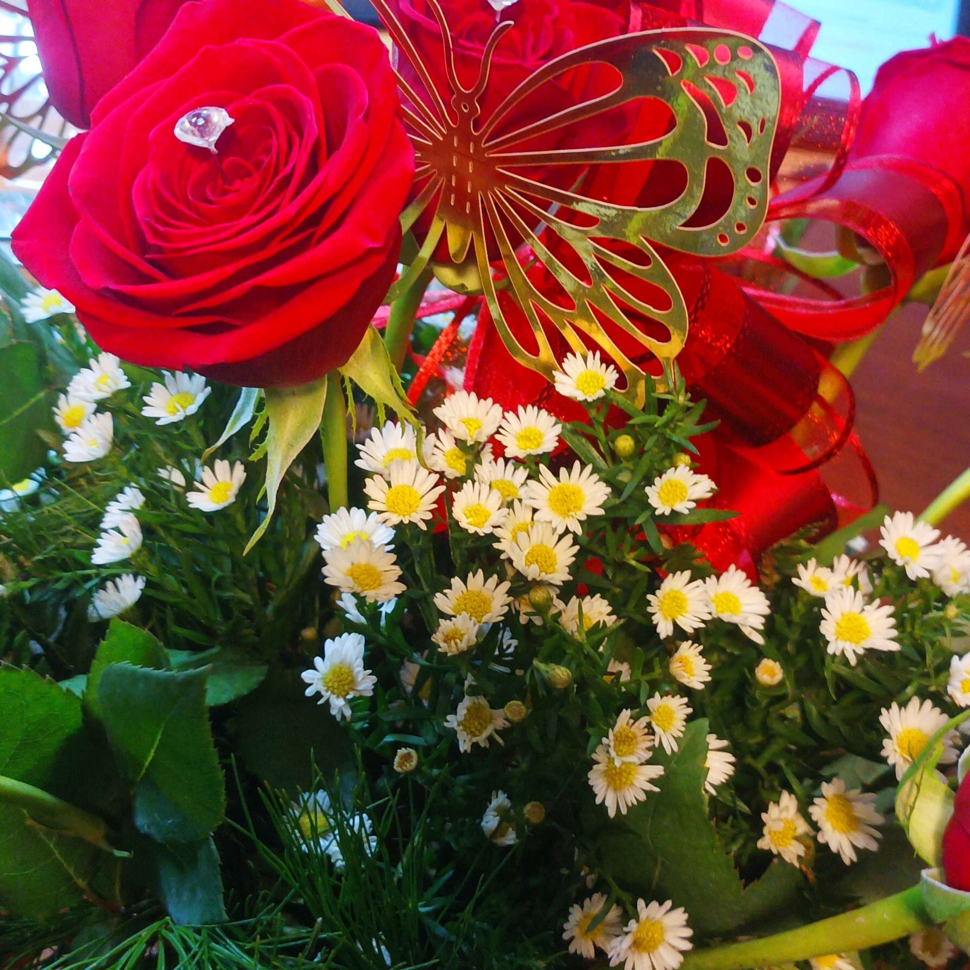 These dozen red roses with baby's breath are classic! Perfect romantic gift, photo 4 of 11