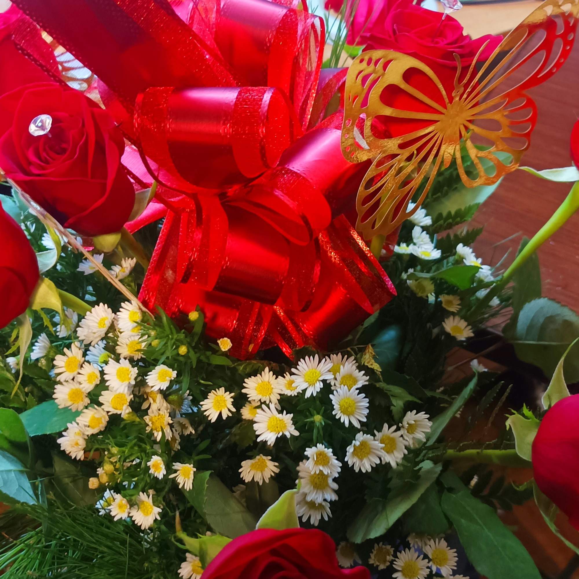 These dozen red roses with baby's breath are classic! Perfect romantic gift, photo 7 of 11