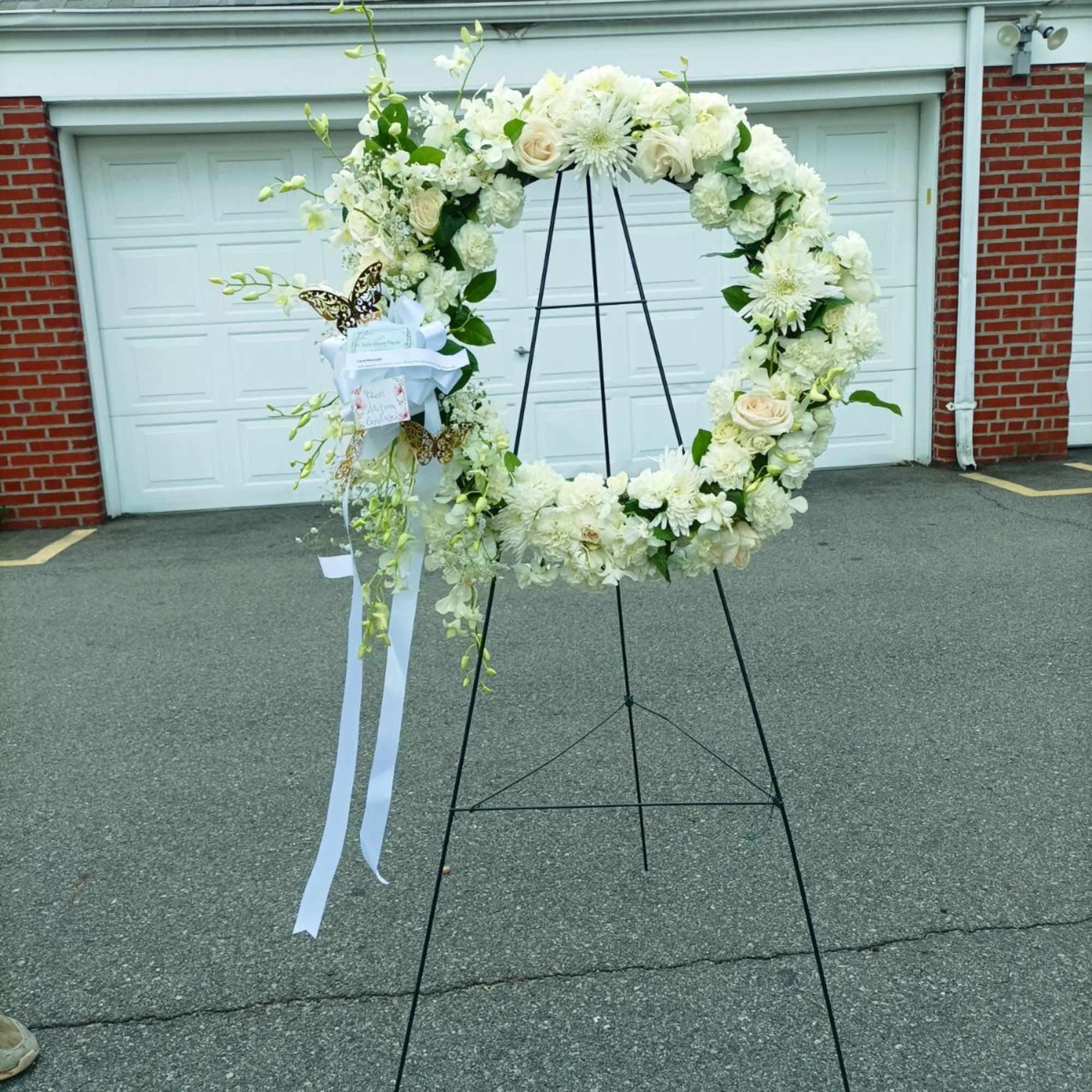 A beautiful white and green tribute wreath that calms, this easel arrangement