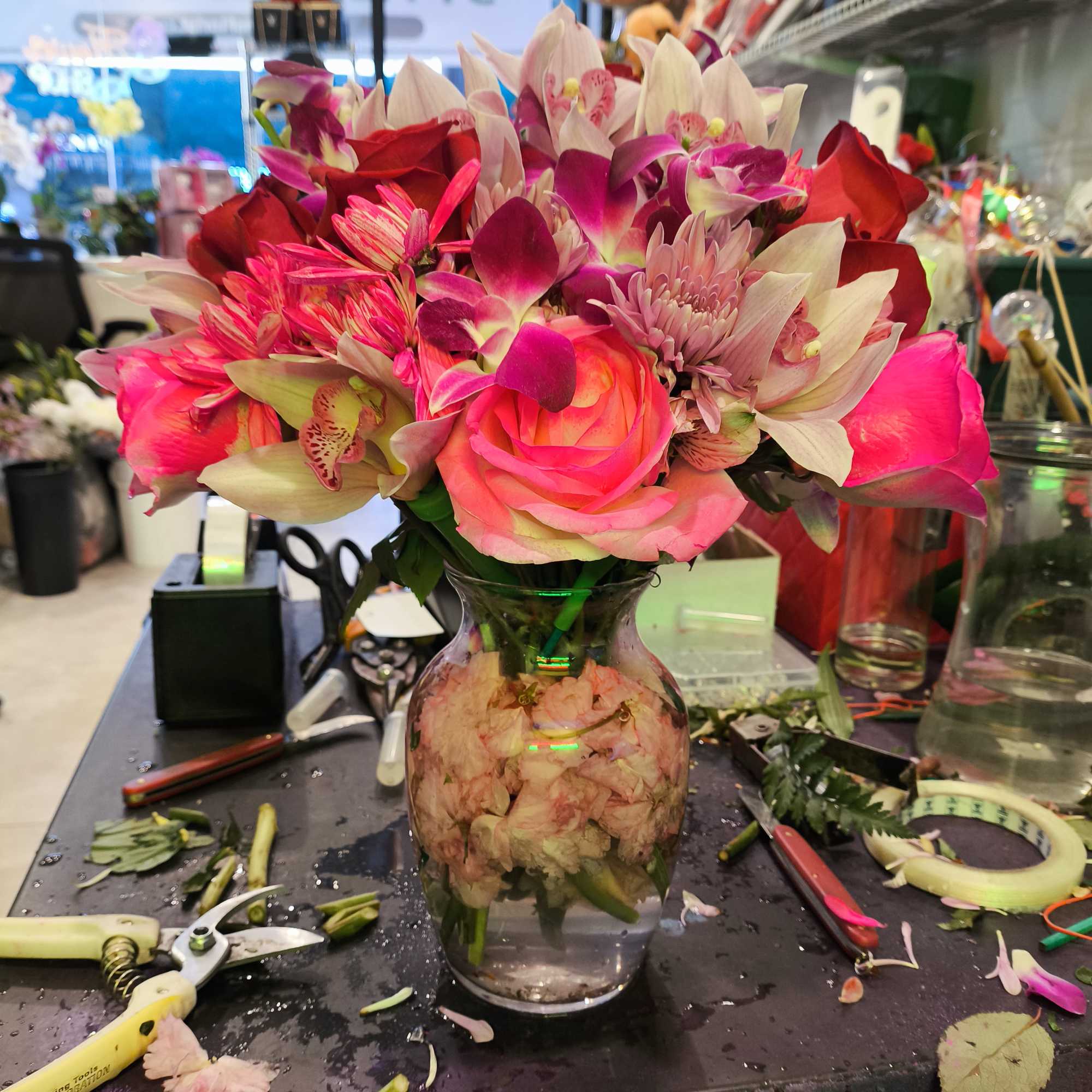 Bright pink and white mixed bouquet in a glass vase, photo 2 of 6