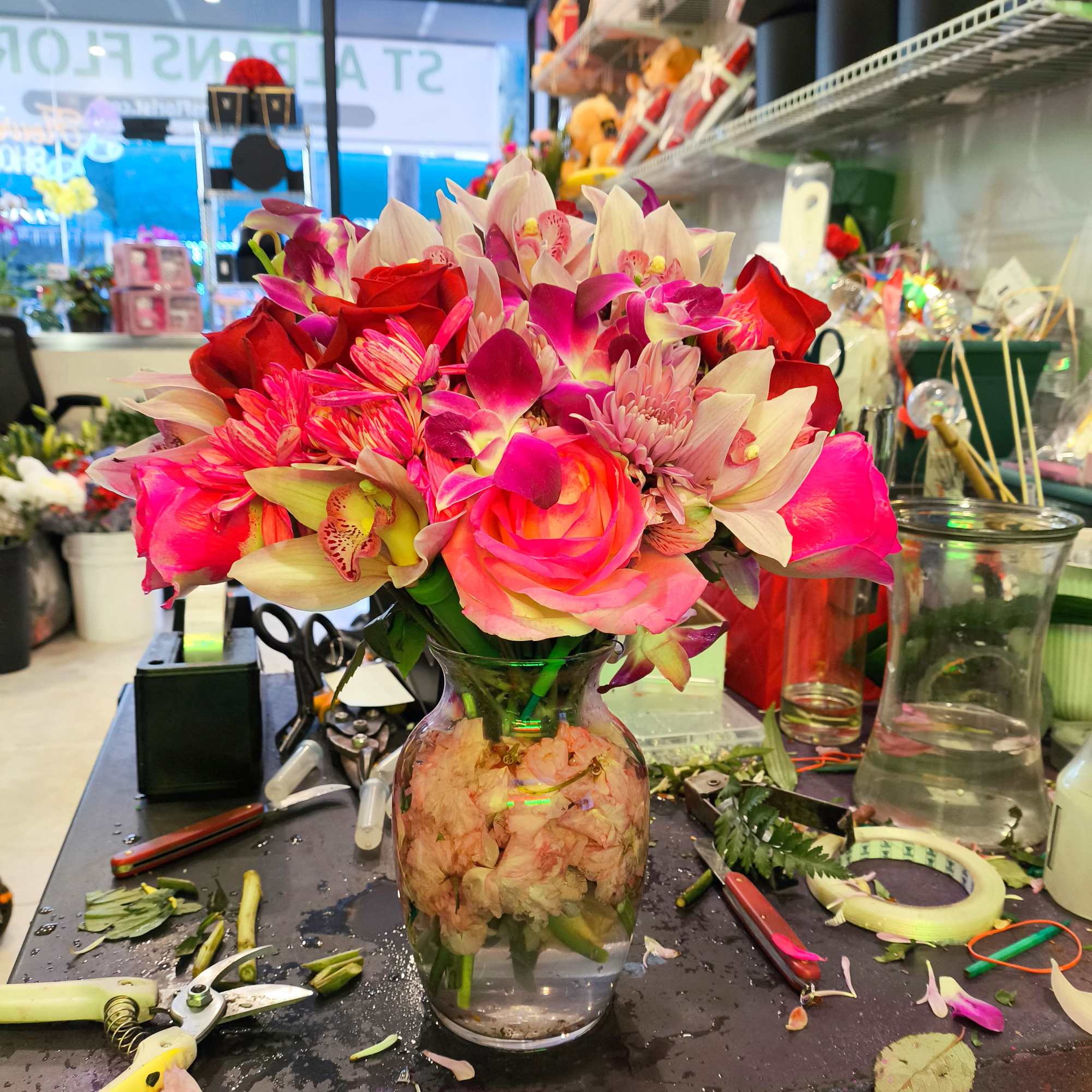 Bright pink and white mixed bouquet in a glass vase, photo 5 of 6