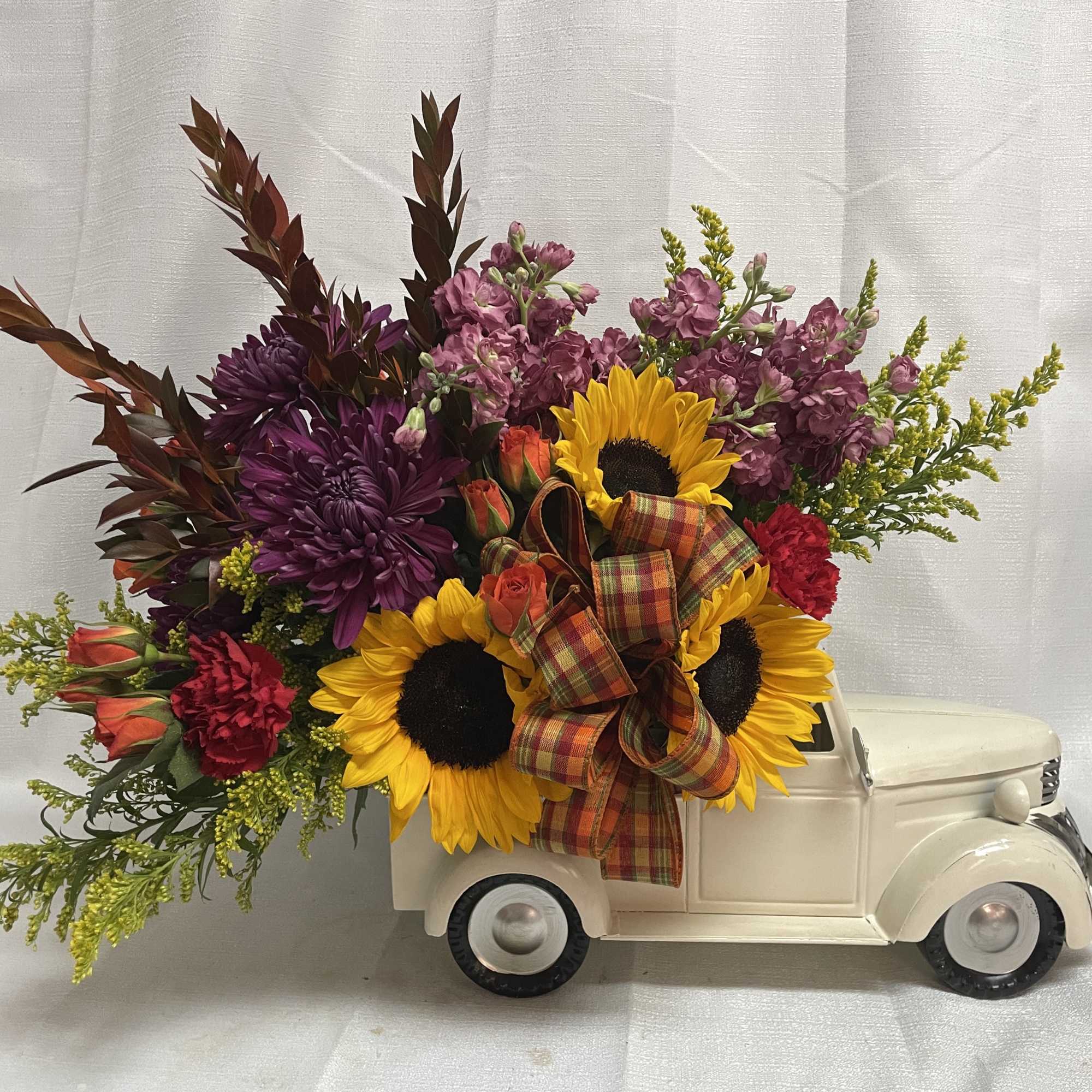 Inspired by a classic trip to the pumpkin patch, this arrangement features