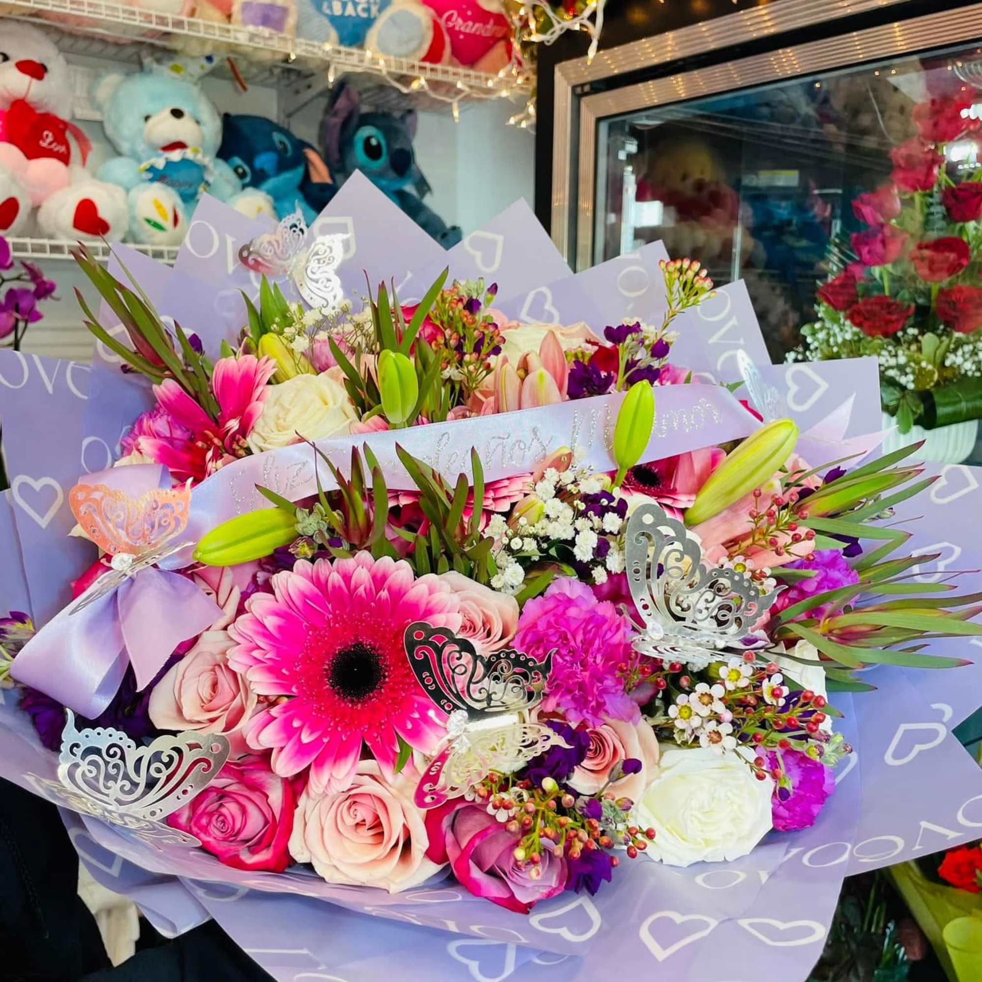 Searching for something big and beautiful? This is the perfect bouquet! Similar