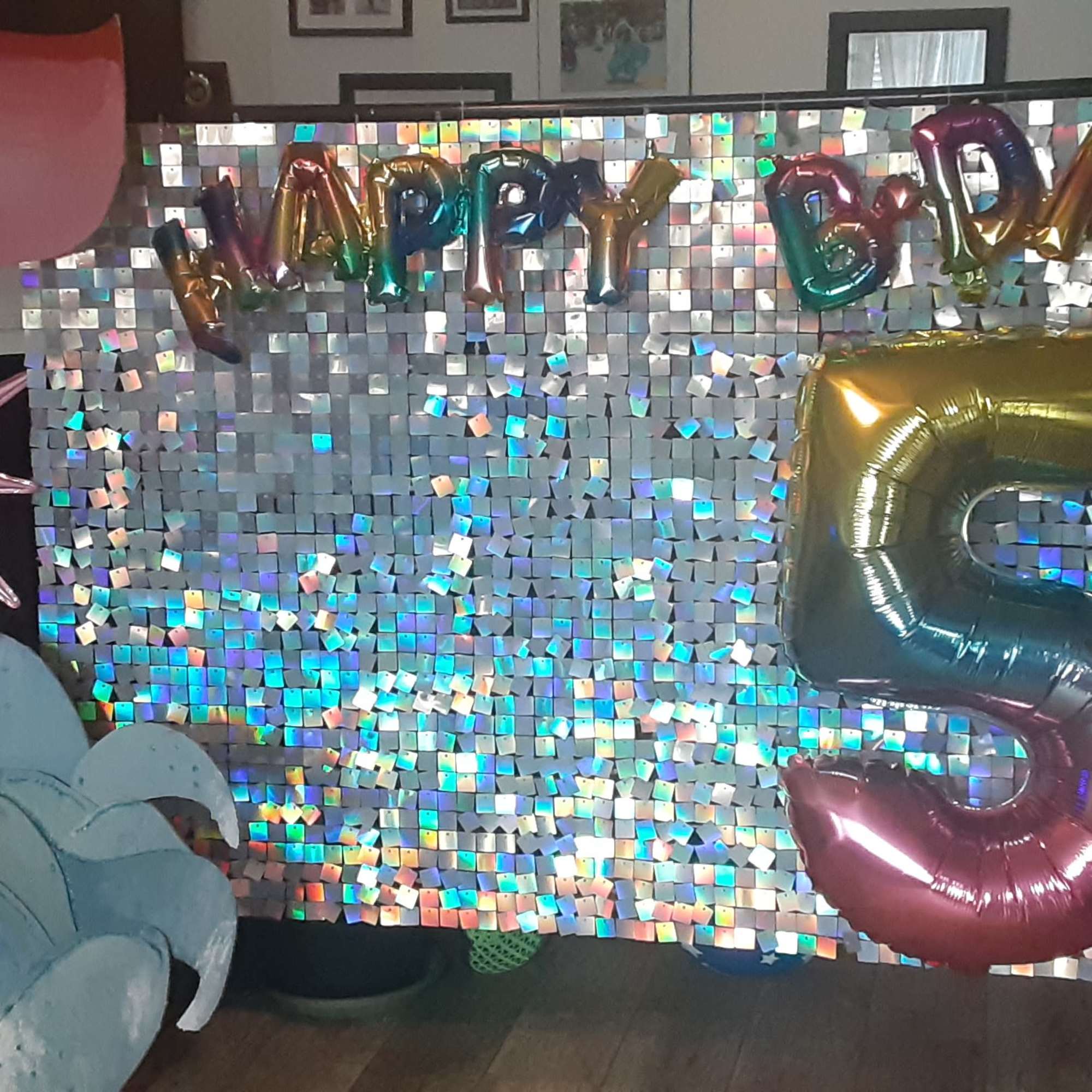 Event backdrop with metallic balloons and a large number 5