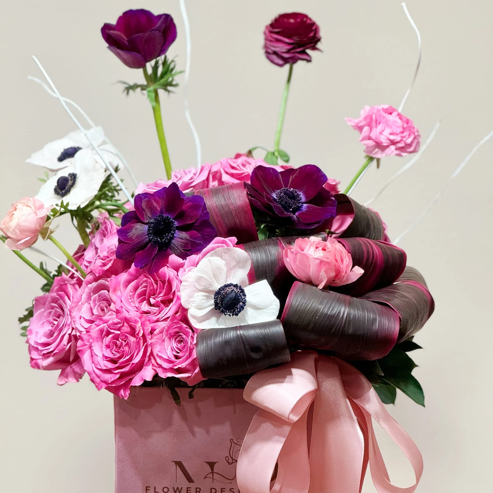 Pink roses (25) have been carefully placed in this beautiful velvet box, photo 2 of 2