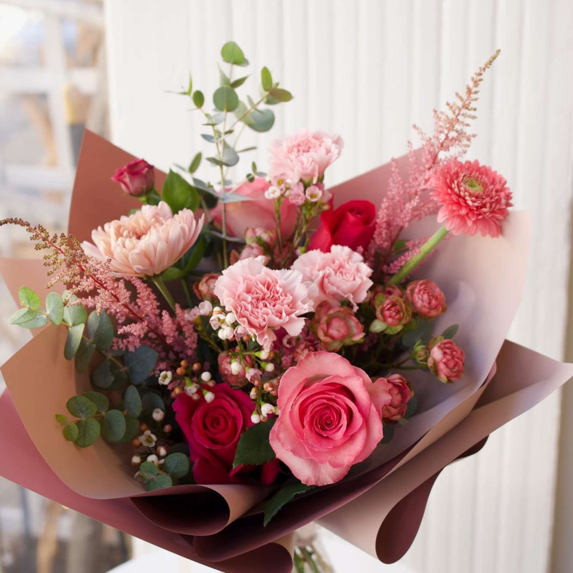 Pink and red mixed bouquet in a clear glass vase