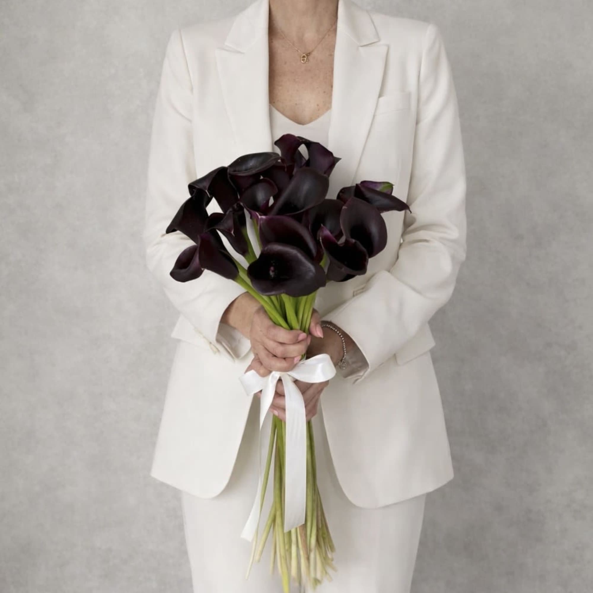 Midnight Calla Bouquet (20 Stems)
A striking and modern bouquet featuring 20 premium, photo 2 of 2