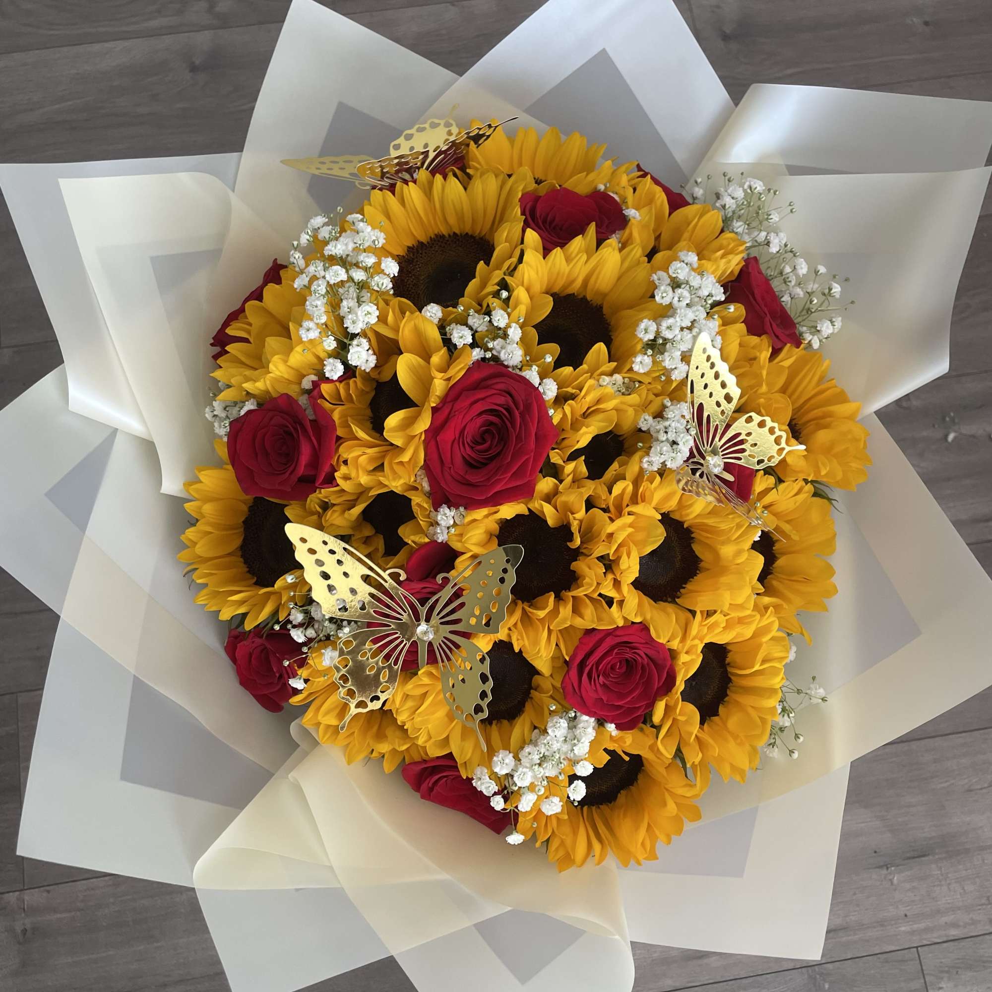 12 Fresh Long Stem Roses and 20 Sunflowers that promise to surprise