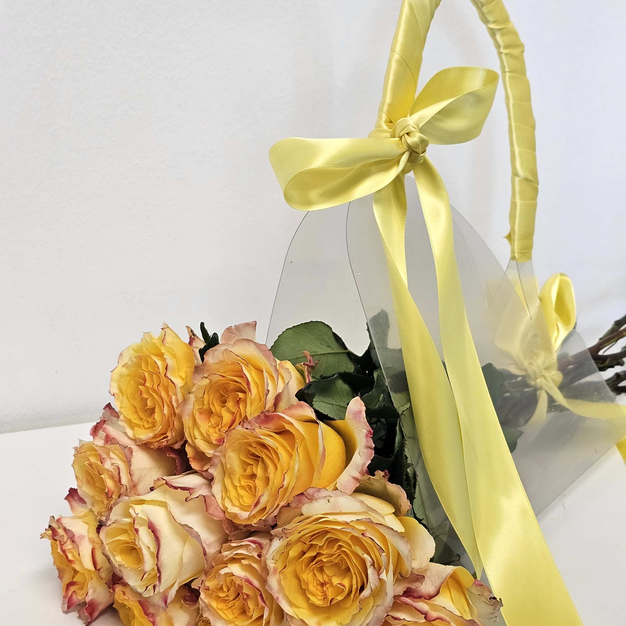 This elegant yellow rose exudes purity and sophistication, perfect for any occasion