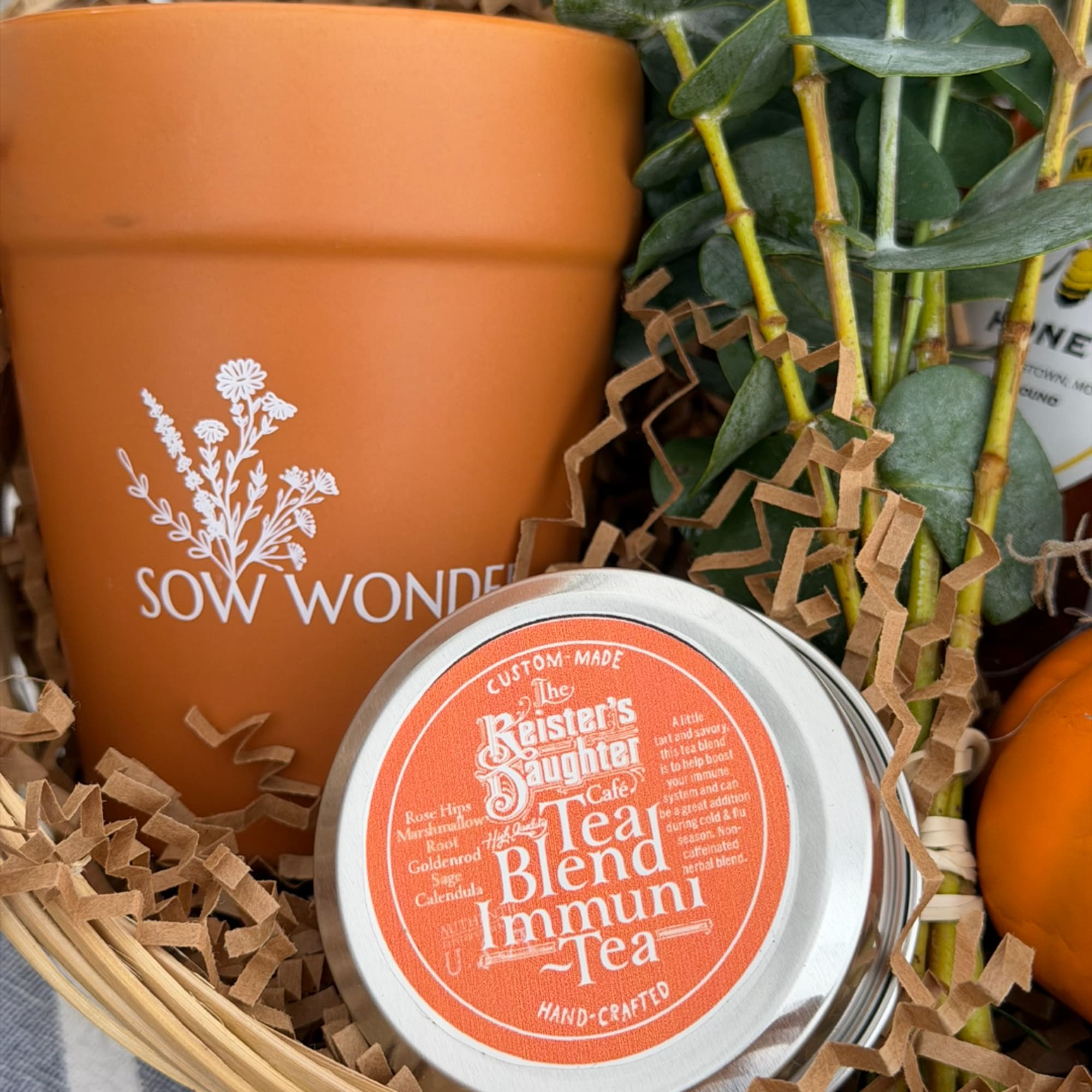 Gift basket with a terracotta plant pot and a tin of tea blend