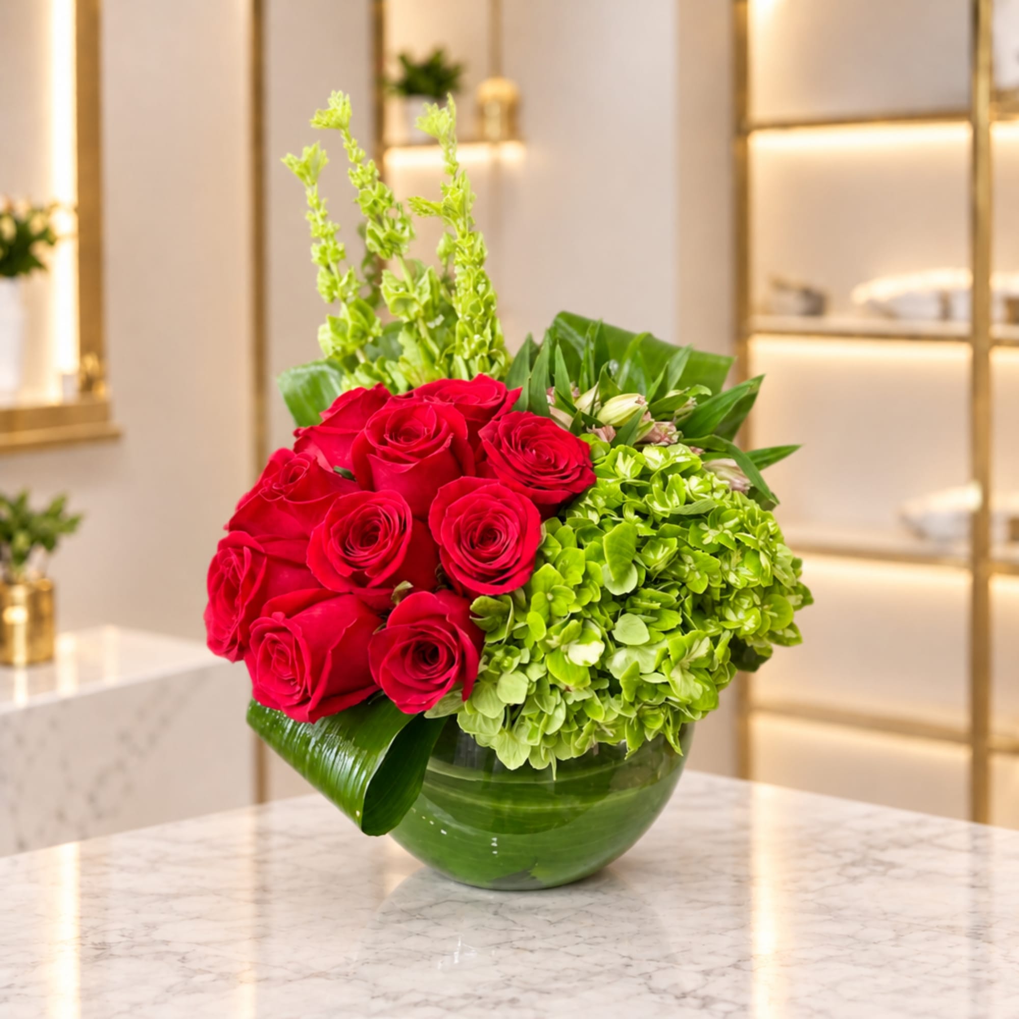 Red roses and green hydrangeas in a round glass vase, photo 2 of 3