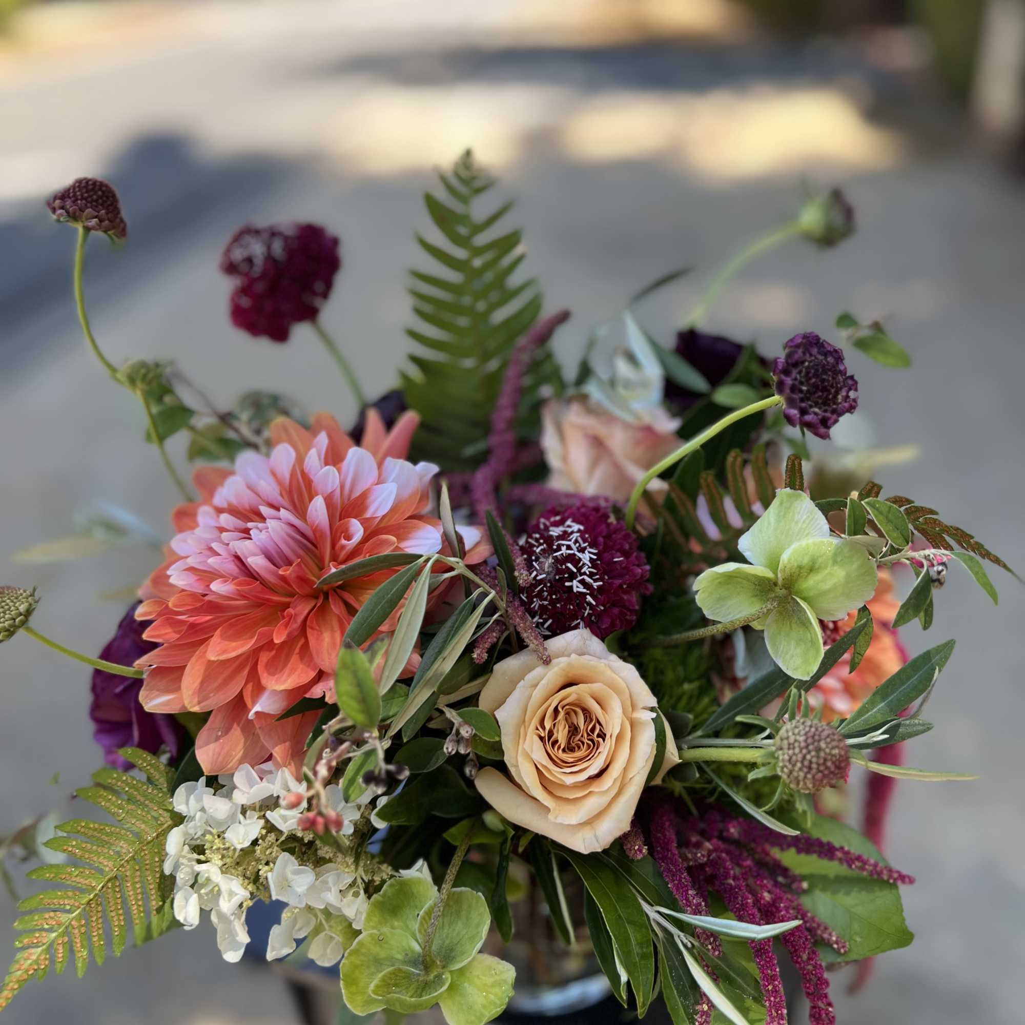 Mixed bouquet with a peach rose and coral dahlia