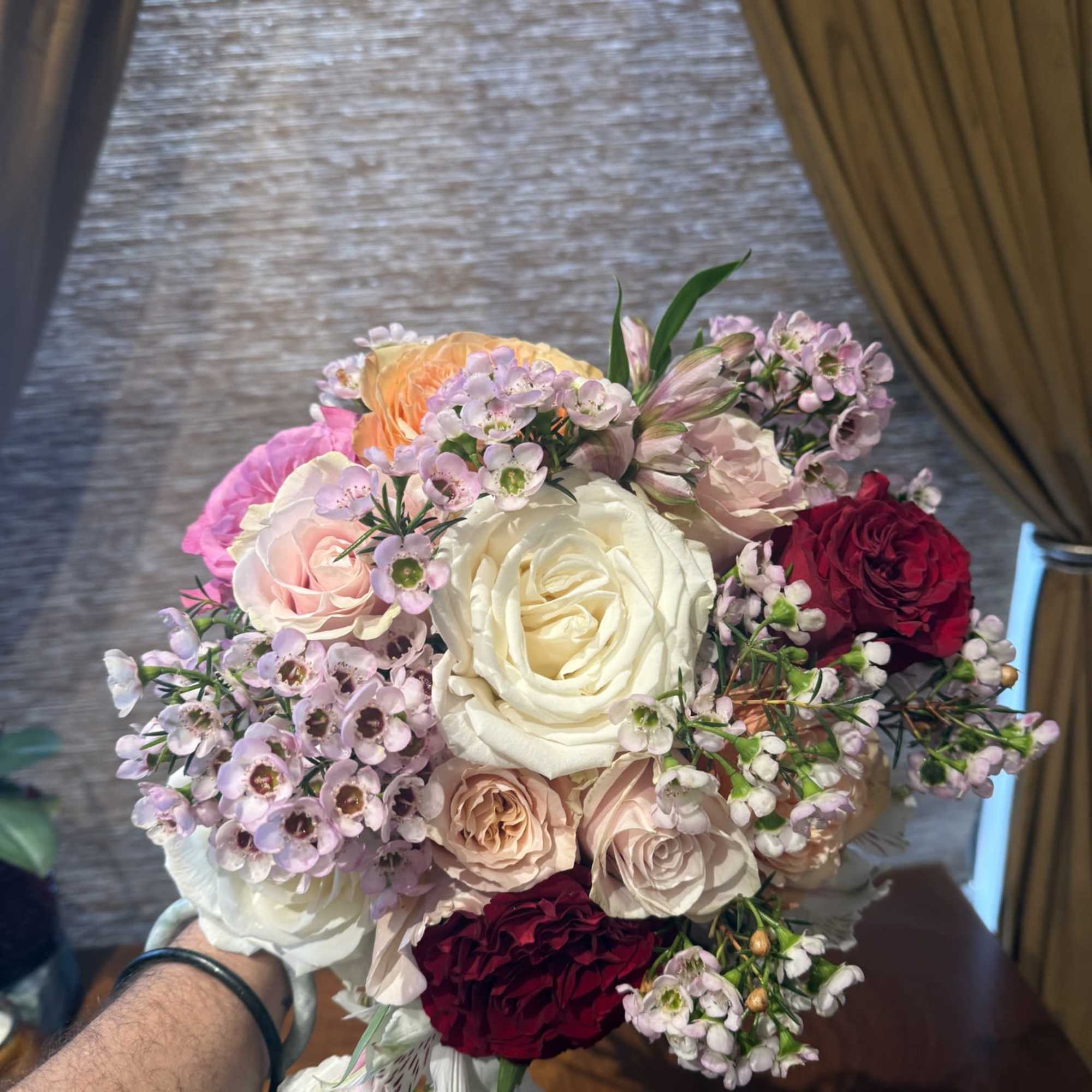 FIRST KISS

Soft, airy, and romantic.
A bloom-forward hand-tied bouquet featuring Pink Expression and