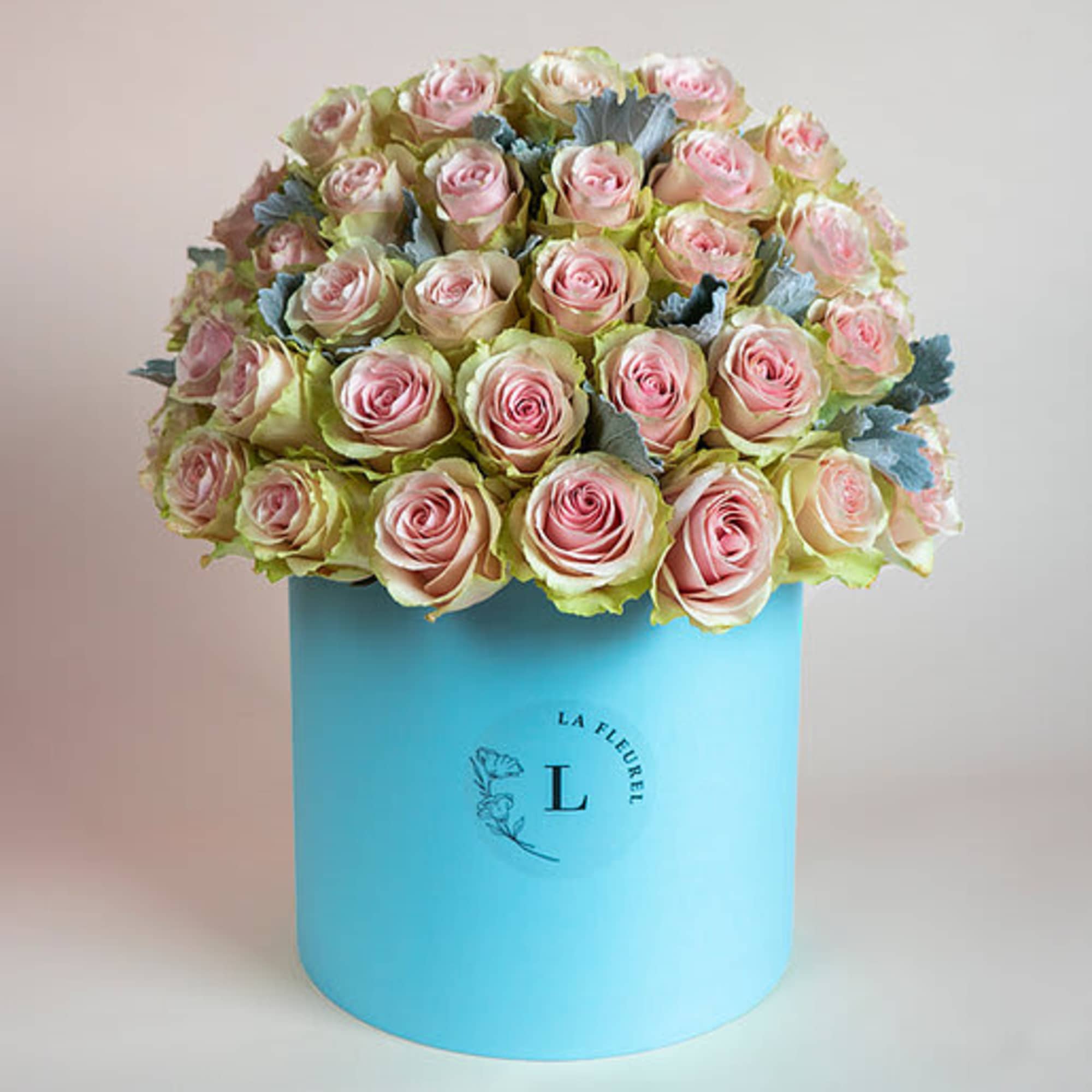 This beautiful box contains a combination of 45 to 50 fresh roses