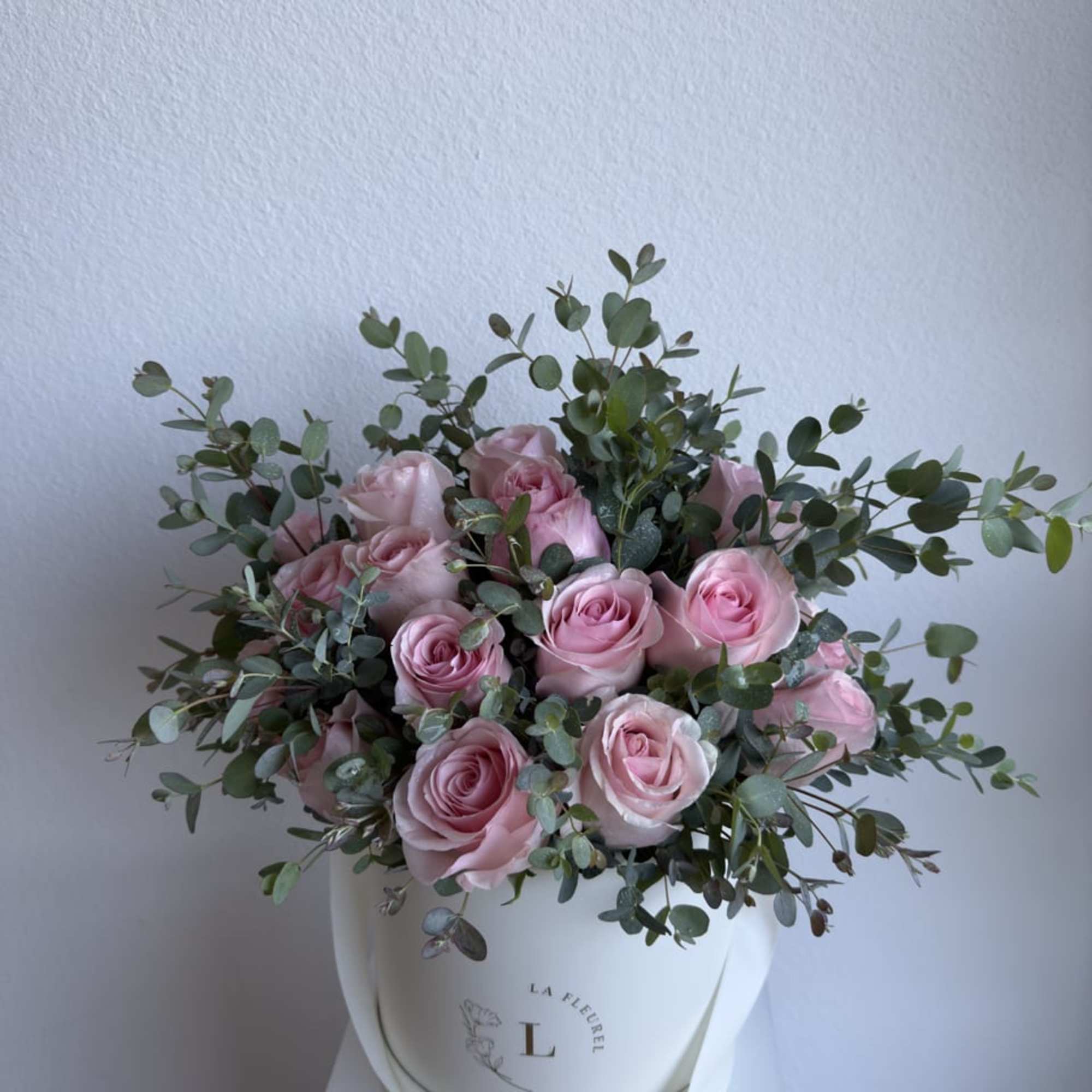 This beautiful box contains a combination of 22 to 25 fresh roses, photo 2 of 2