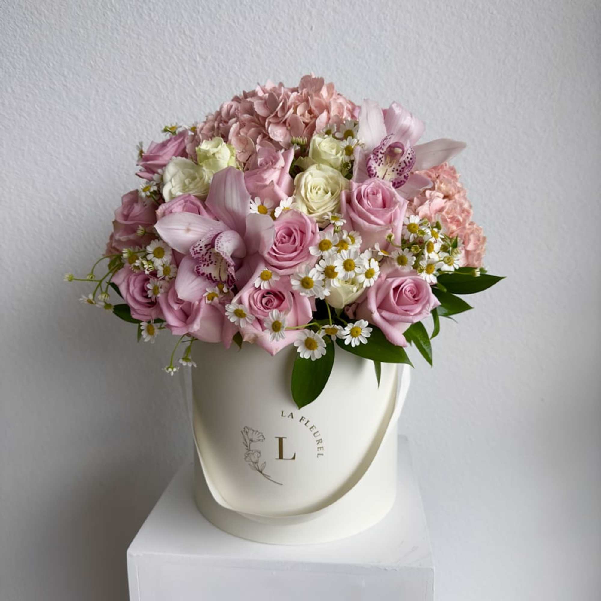  This romantic arrangement includes roses, chamomiles and greens.

Perfect for any occasion.
You