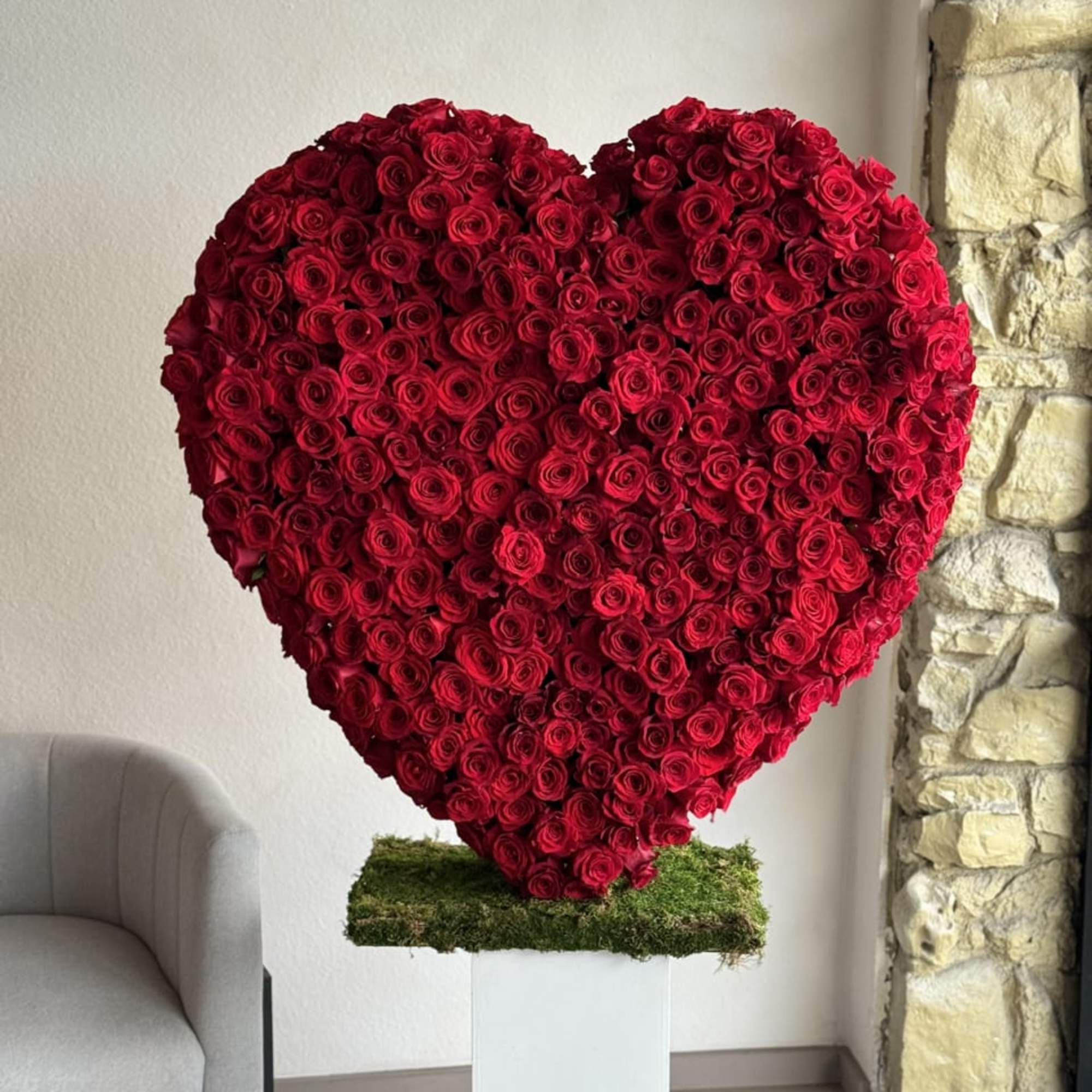This beautiful arrangement filled with the 300-320 red roses and orchids to, photo 3 of 3