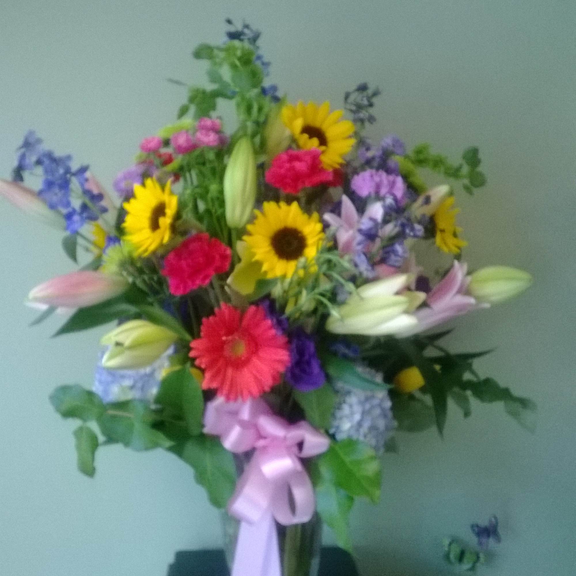 The picture really does this arrangement no justice. Colorful and vibrant, this The picture really does this arrangement no justice. Colorful and vibrant, this