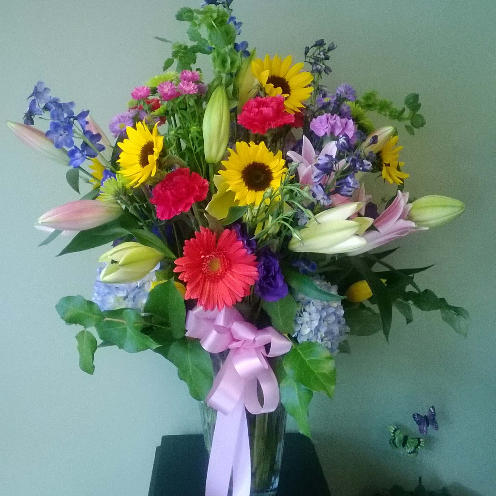 The picture really does this arrangement no justice. Colorful and vibrant, this The picture really does this arrangement no justice. Colorful and vibrant, this