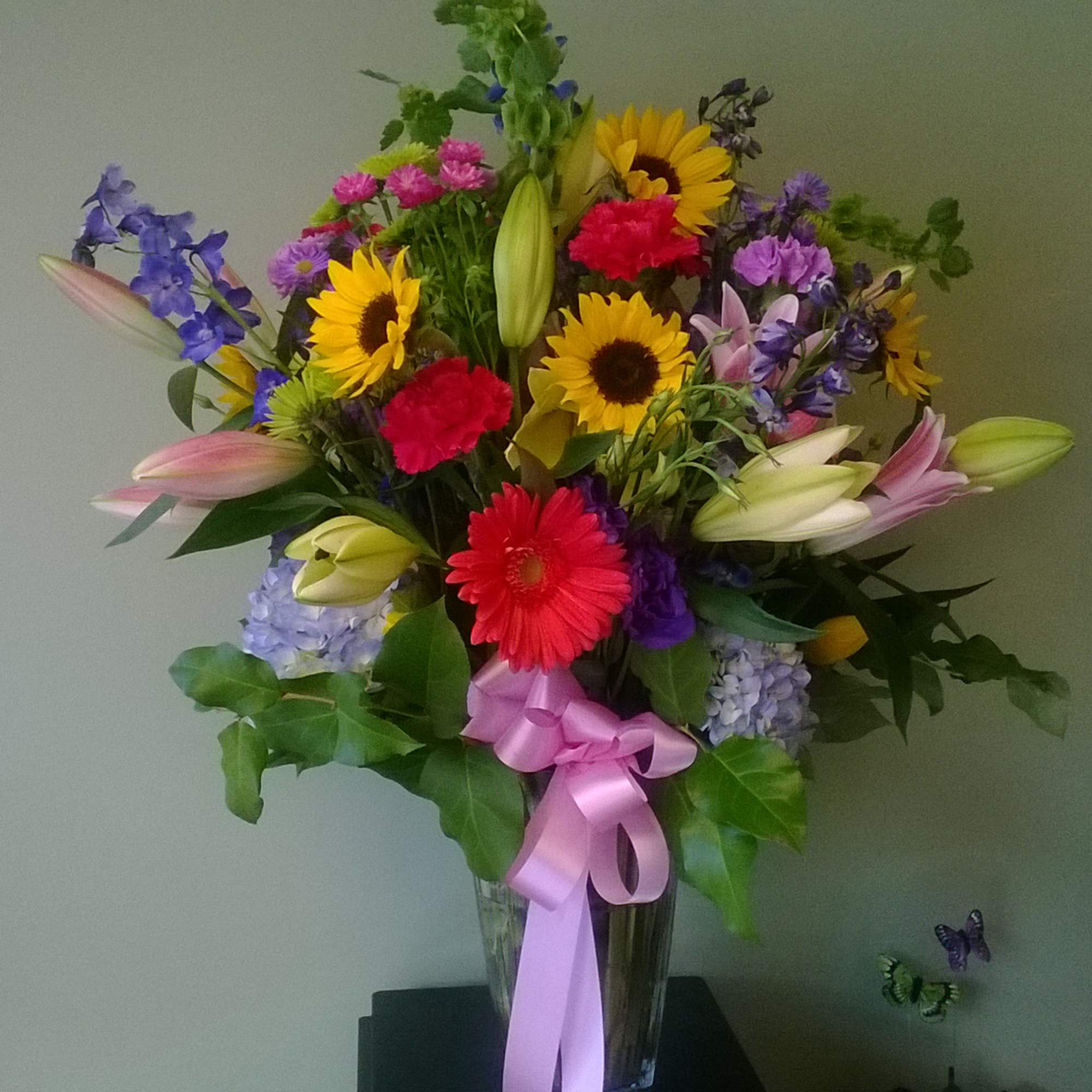 The picture really does this arrangement no justice. Colorful and vibrant, this The picture really does this arrangement no justice. Colorful and vibrant, this