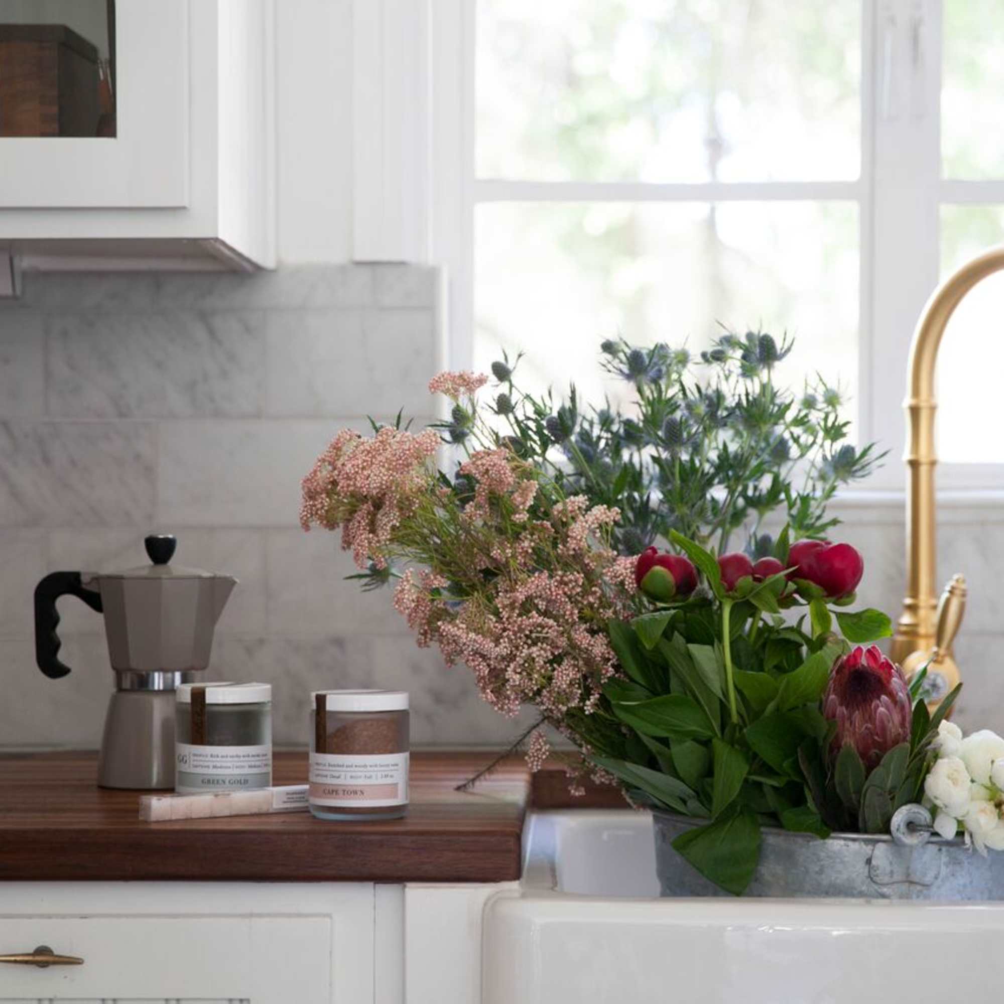 Loose organic tea. 

FLAVOR PROFILE - Fragrant and floral with citrus notes.

Modeled