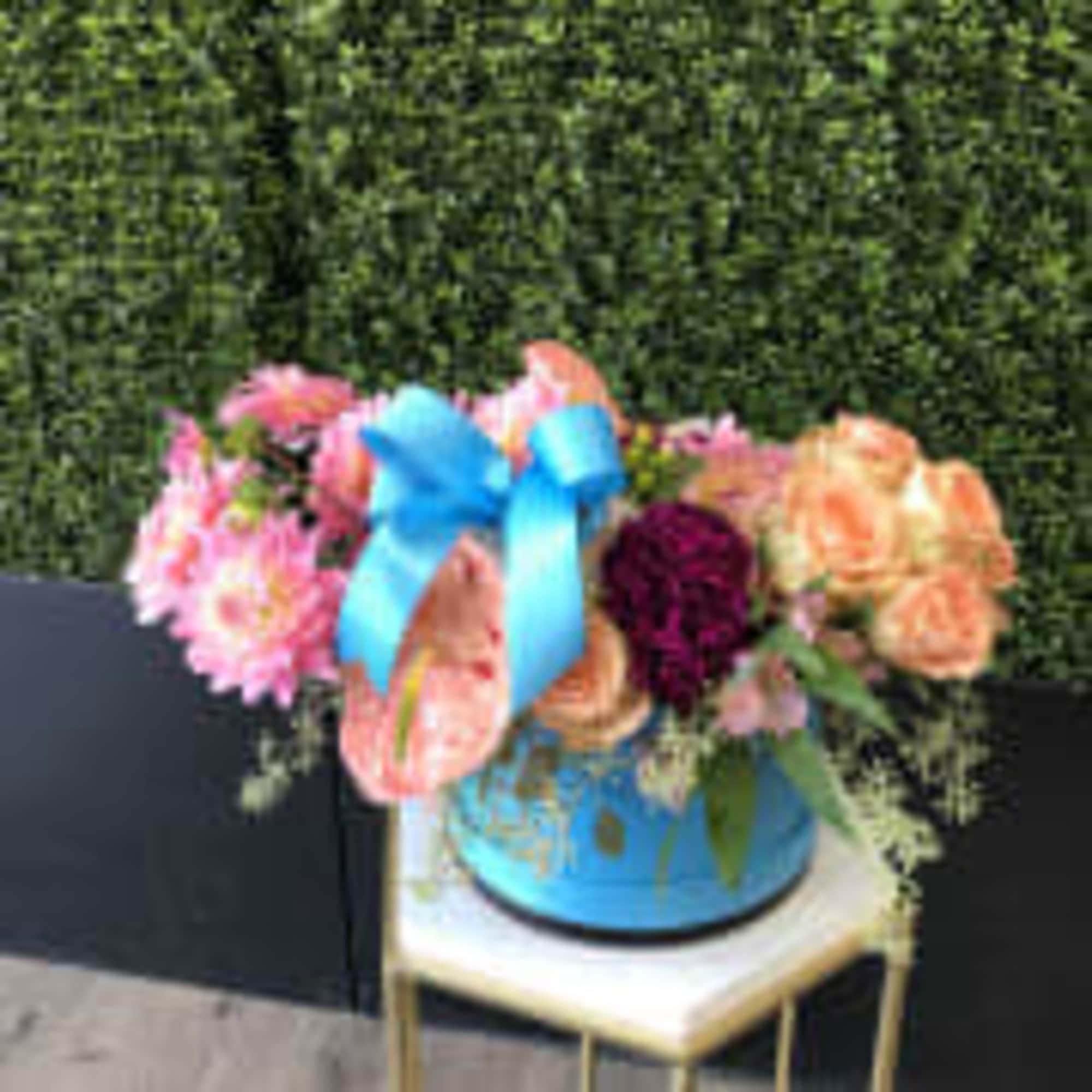 Designer will put together a beautiful arrangement using seasonal floral.
Please specify any