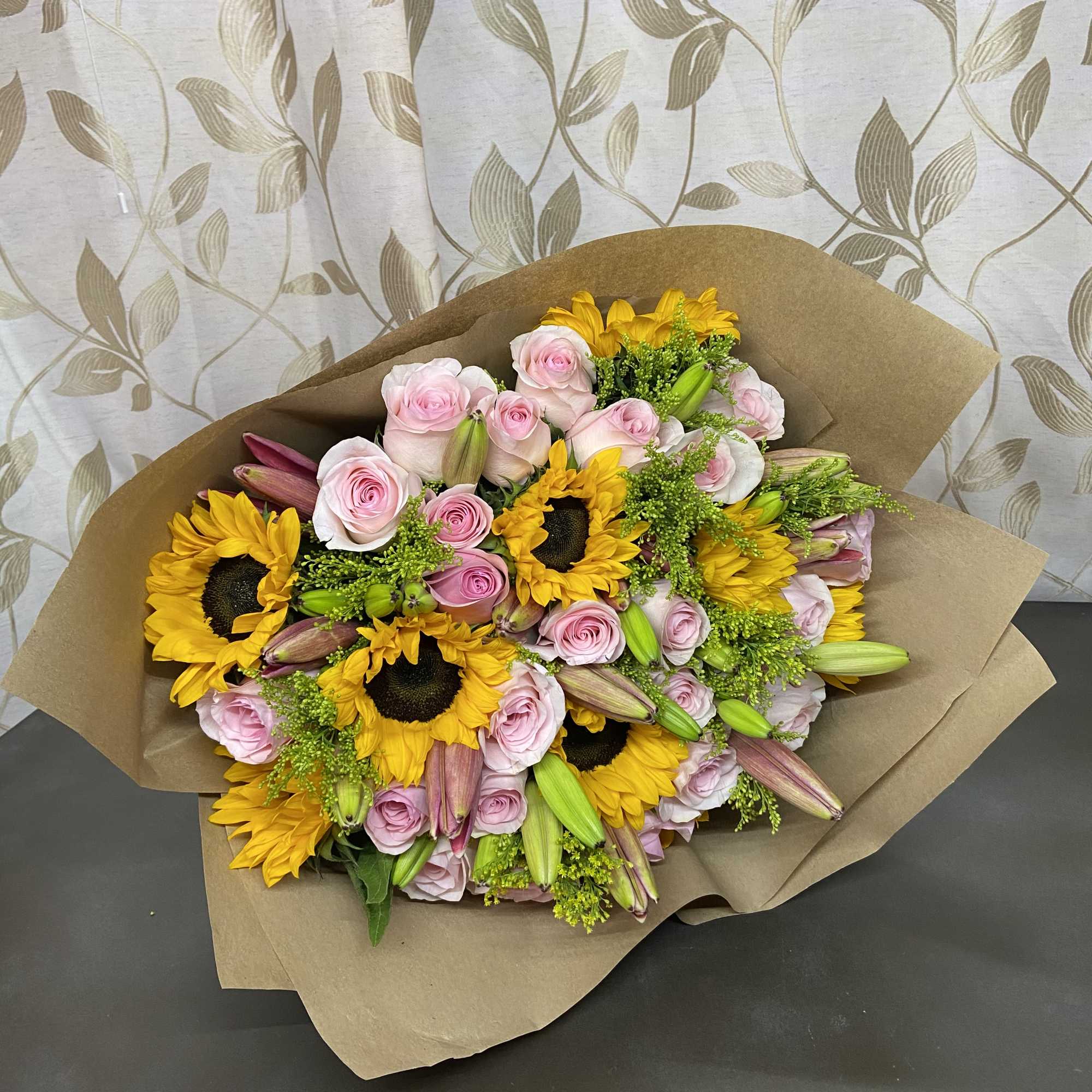 Beautifull Big Bouquet with 24 Pink Roses, 10 Sunflower, 5 Asiatic Lilies