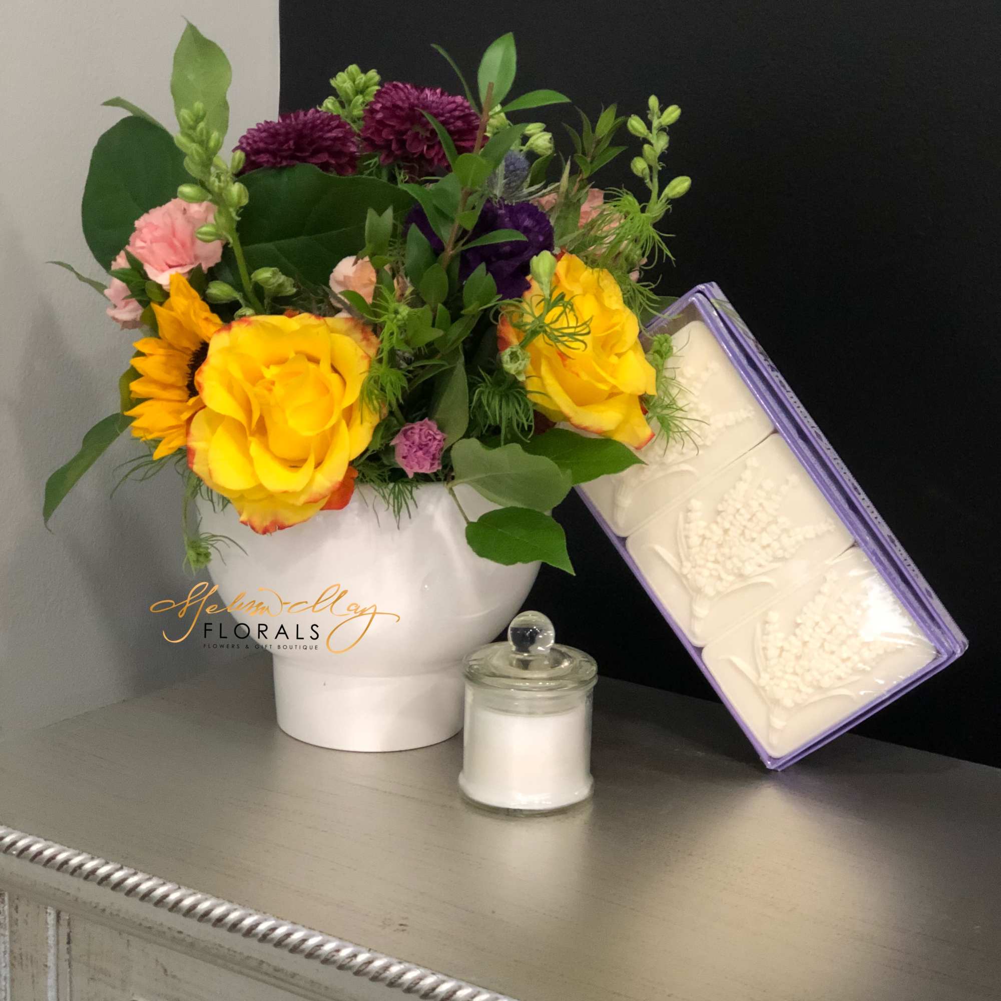 Traditional arrangements are cool, but modern arrangements are so much cooler. Snage