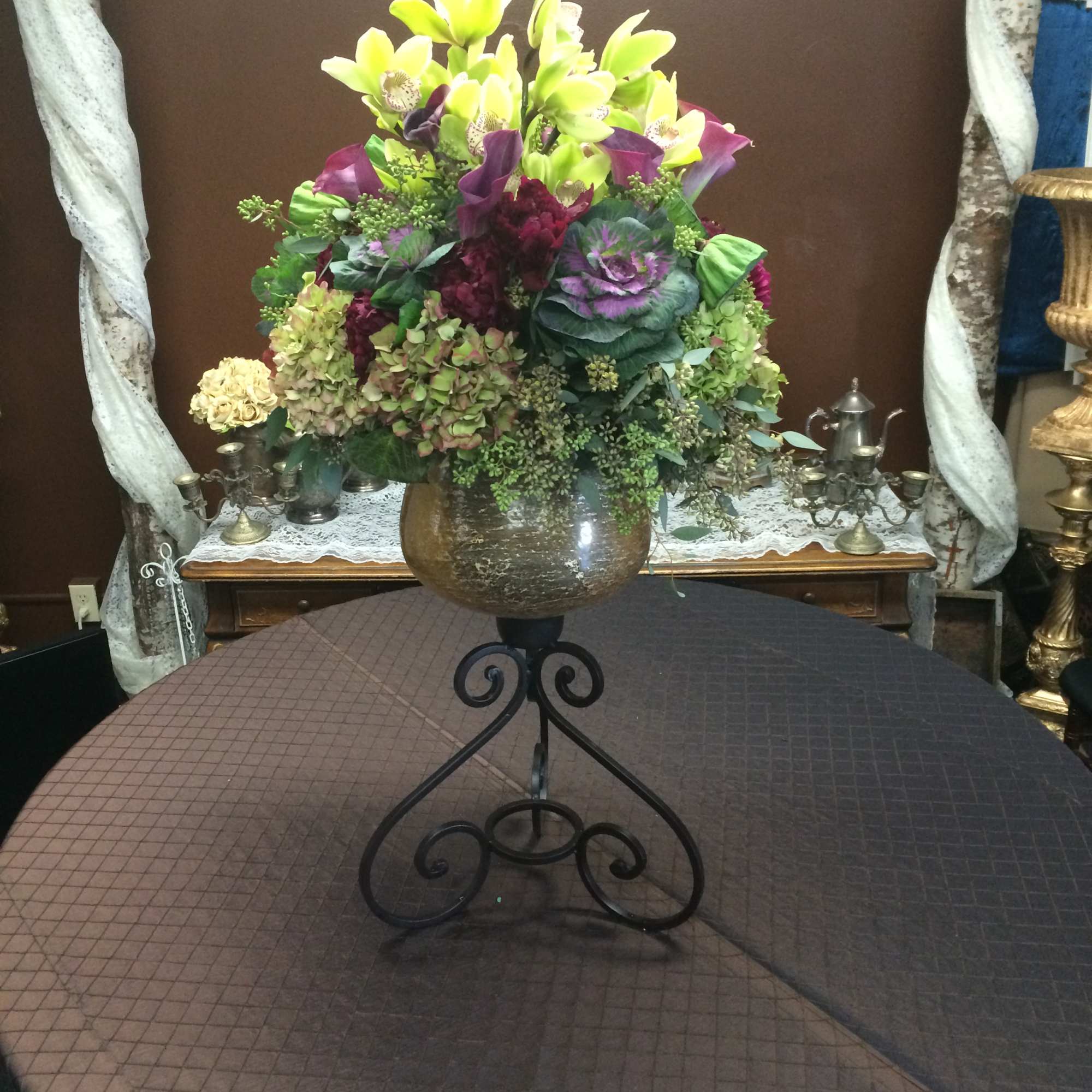 This floral arrangement can be done in any color and with different This floral arrangement can be done in any color and with different