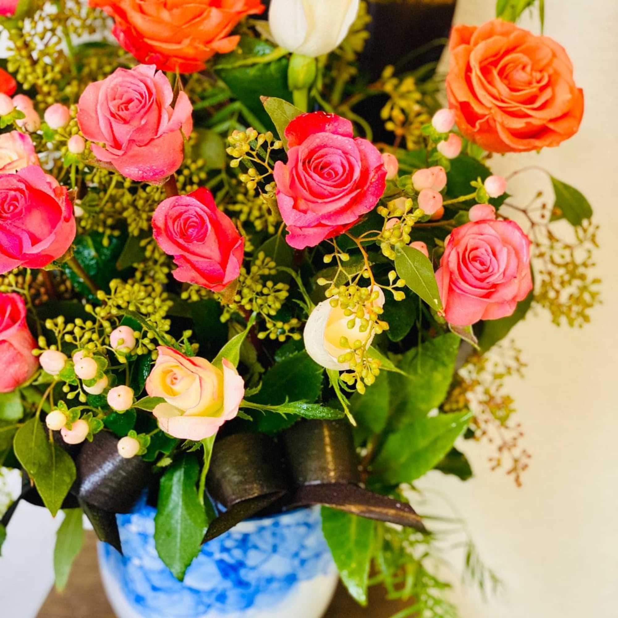 Classical Song

A simple and crowd-pleasing arrangement of assorted roses, hypericum berries, and